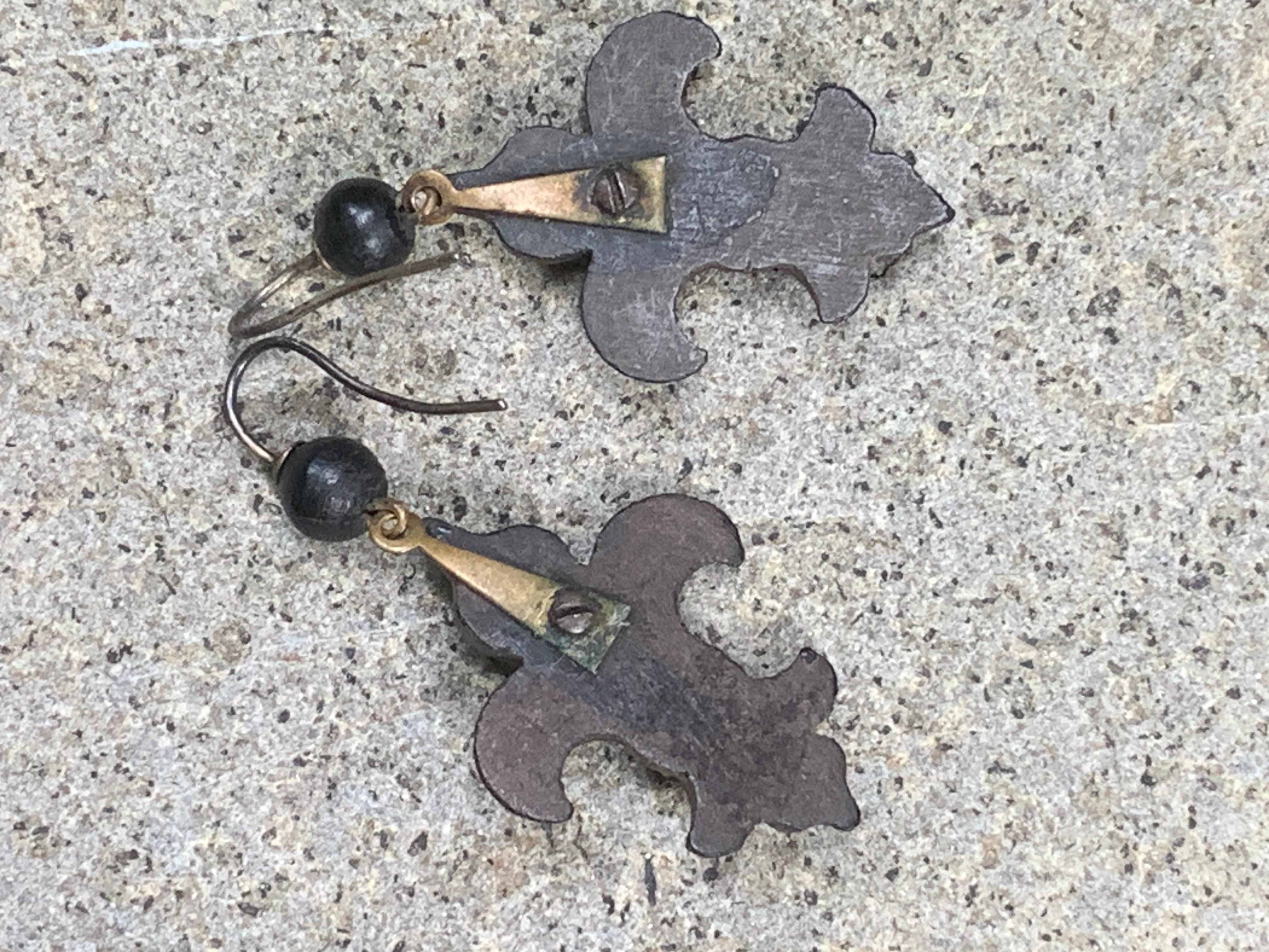 Antique Victorian Fleur- de- Lys Dangle Earrings Vulcanite Glas Metall Fittings In Good Condition For Sale In Munich, Bavaria