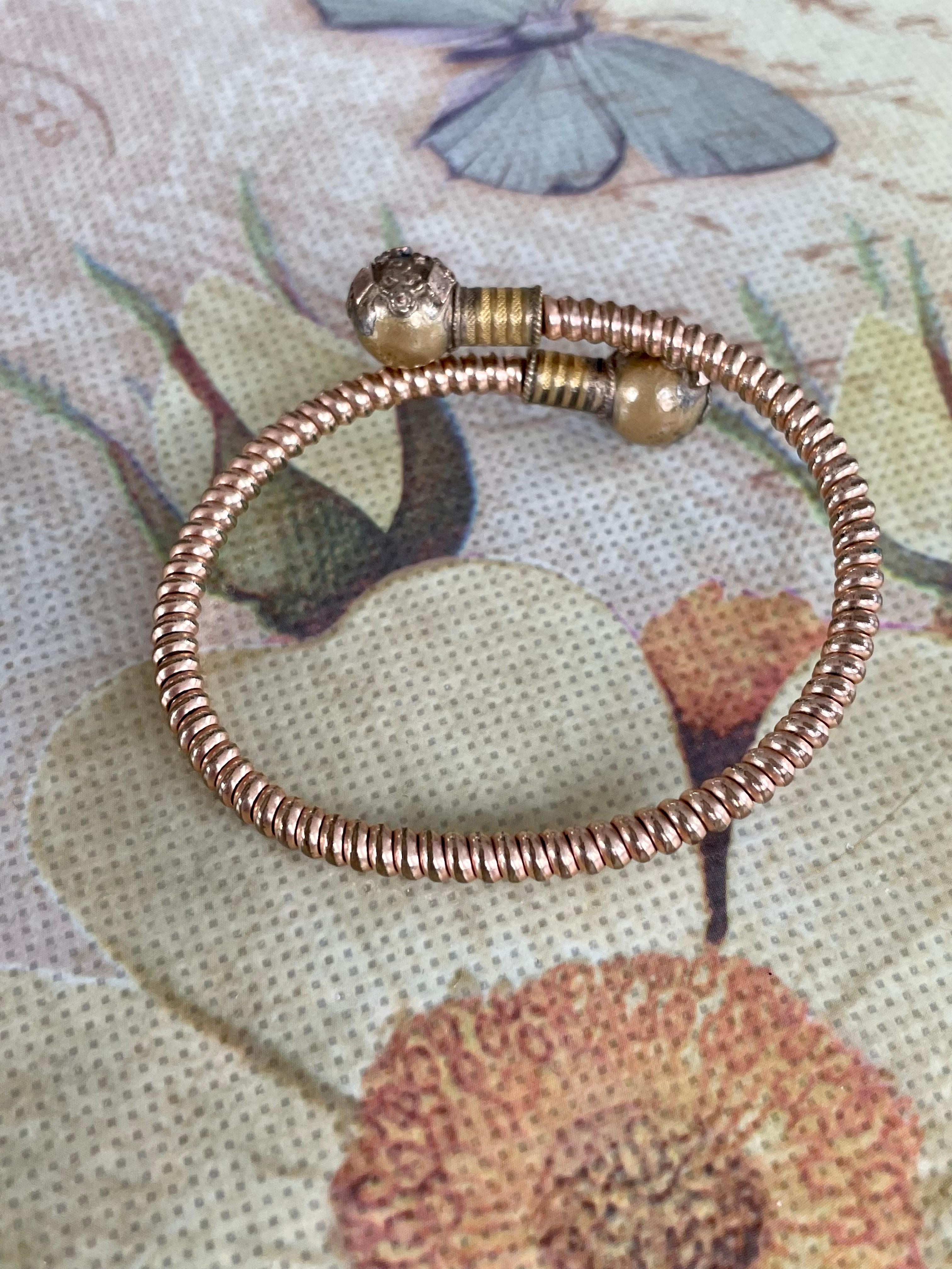 This Victorian flexible coil wrap bracelet resembles a snake wrapped around your wrist. It's sure to draw attention.  Size is very adaptable to most any size wrist due to the nature of flex in the bracelet.

This piece is Gold-filled.

Flexible