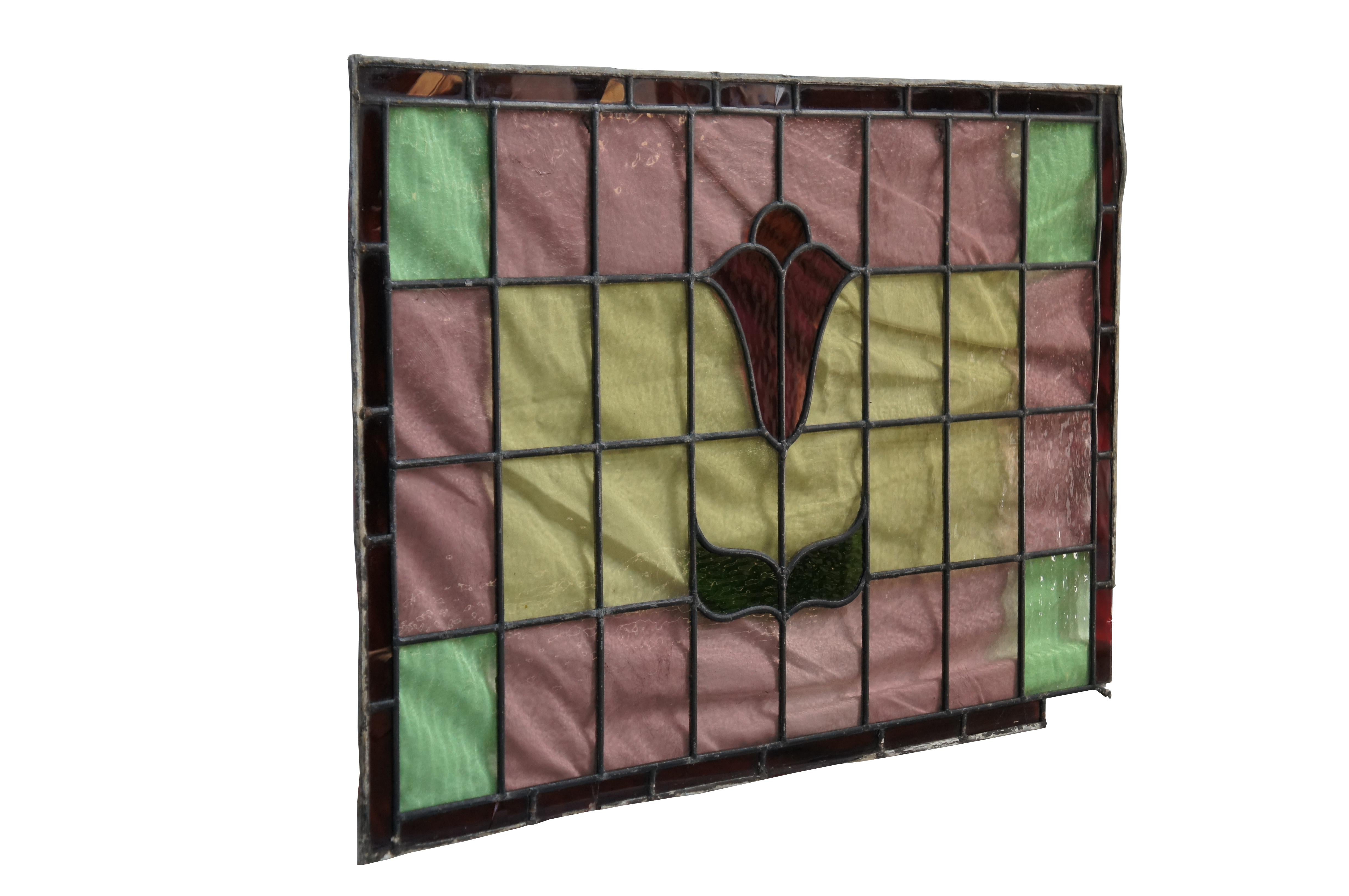 Exquisito panel de vidriera emplomada victoriana antigua.  Presenta un colorido estampado de patchwork en rosa, verde y amarillo con una rosa en flor en el centro.  

Dimensiones:
35.5