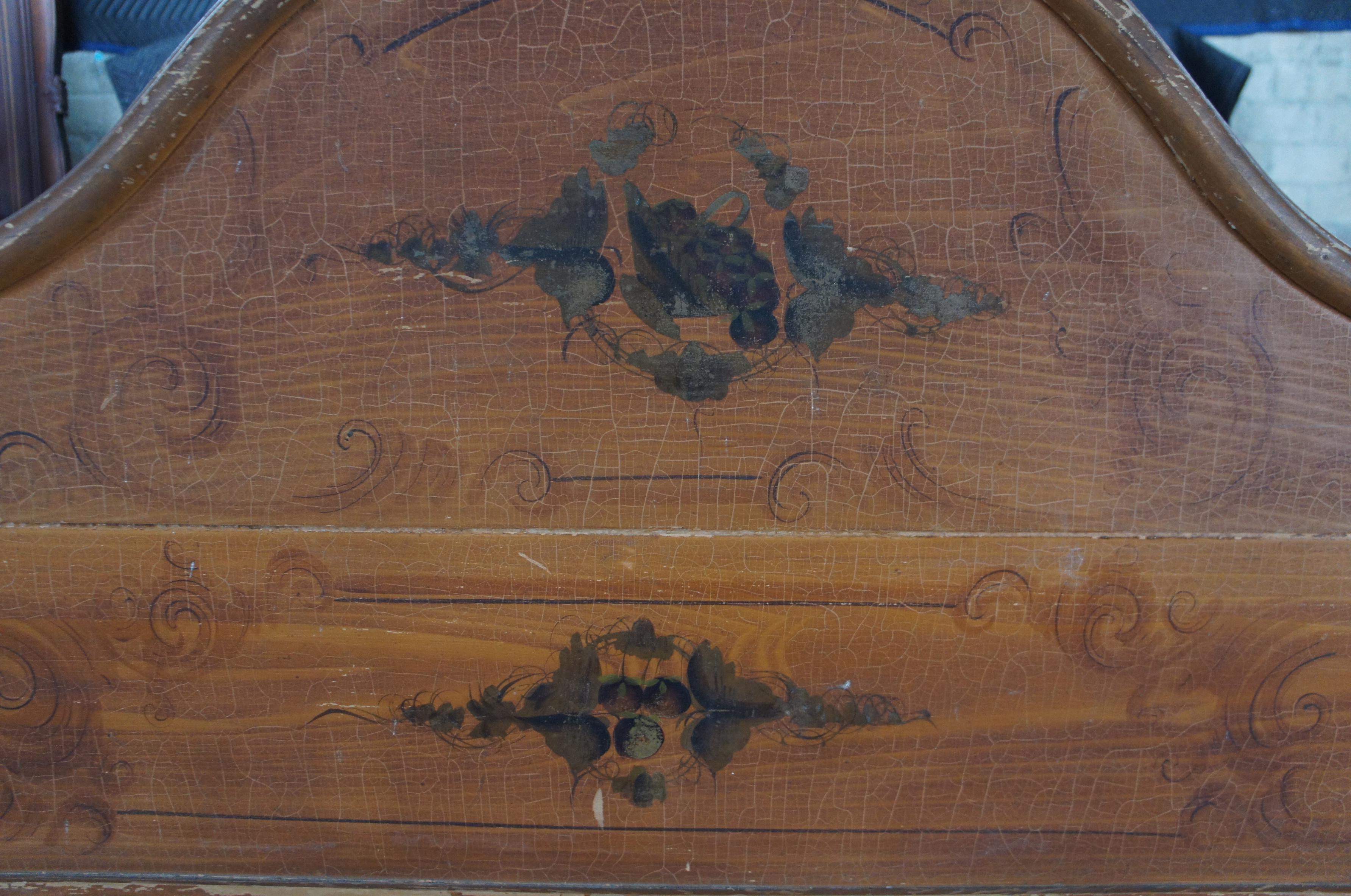 Antiguo marco de cama victoriano de pino pintado con motivos florales de tamaño natural Pino en venta
