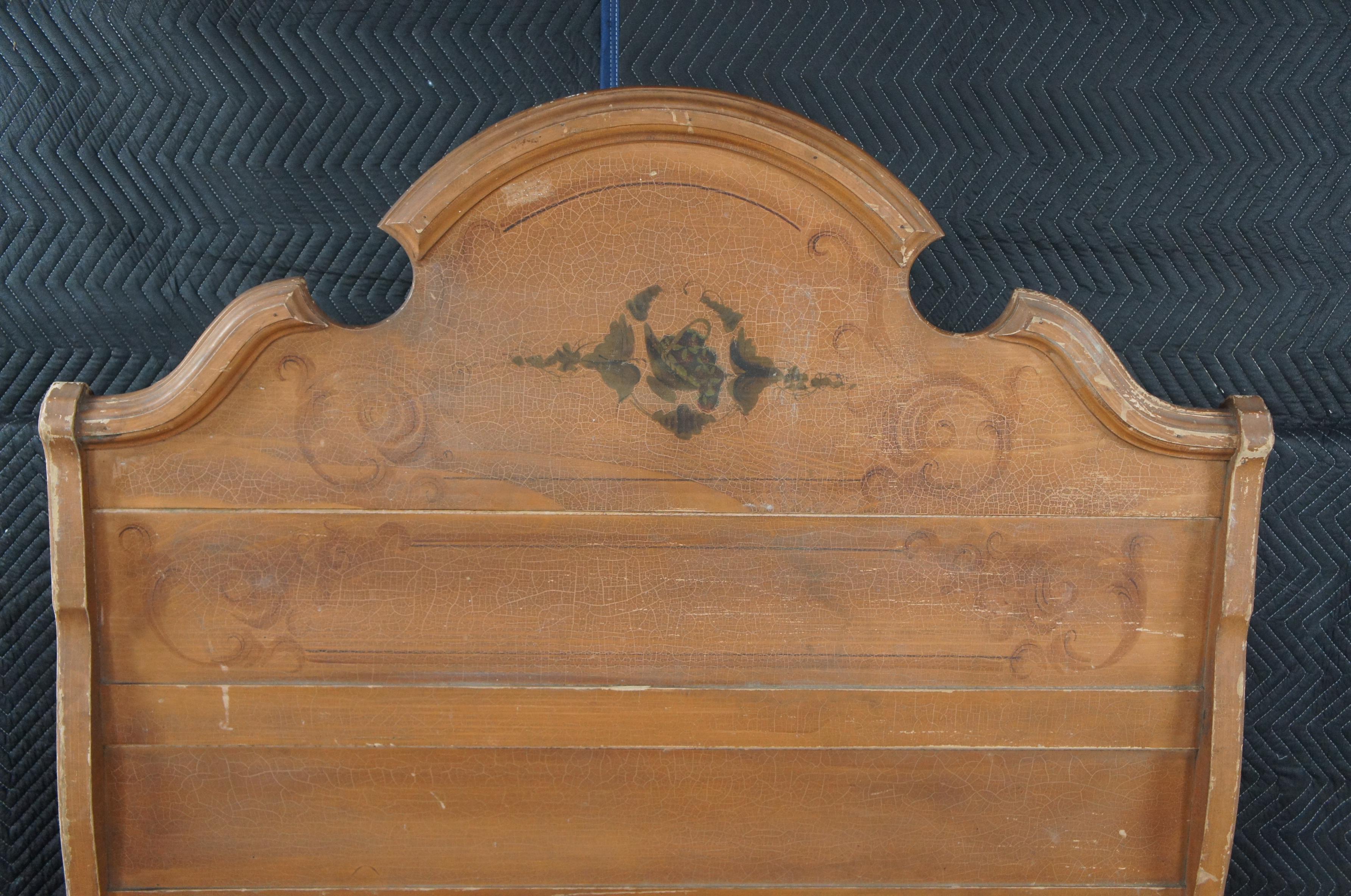 Antiguo marco de cama victoriano de pino pintado con motivos florales de tamaño natural en venta 1