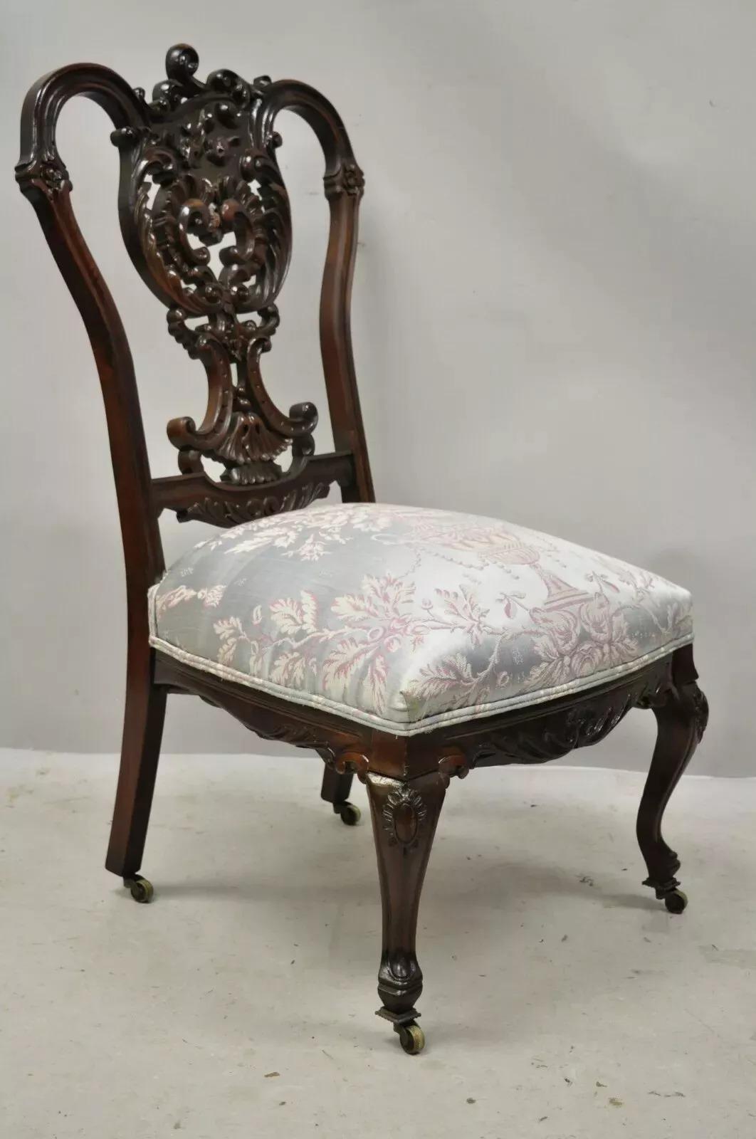 Antike viktorianische Floral Scrollwork geschnitzt Mahagoni Parlor Accent Slipper Stuhl. Artikel verfügt über eine florale scrollwork geschnitzten Rahmen, Messing Rollen, sehr schöne antike Element. Der Rahmen sieht so aus, als wäre er irgendwann im