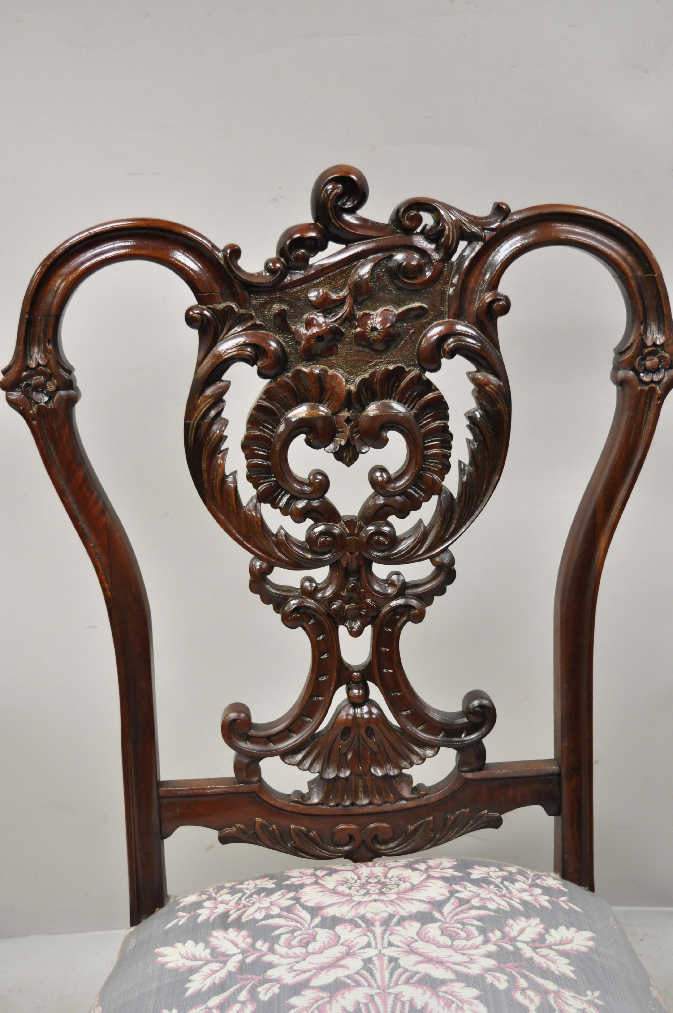 Victorien Ancienne chaise pantoufle de salon victorienne en acajou sculpté à motifs floraux en vente