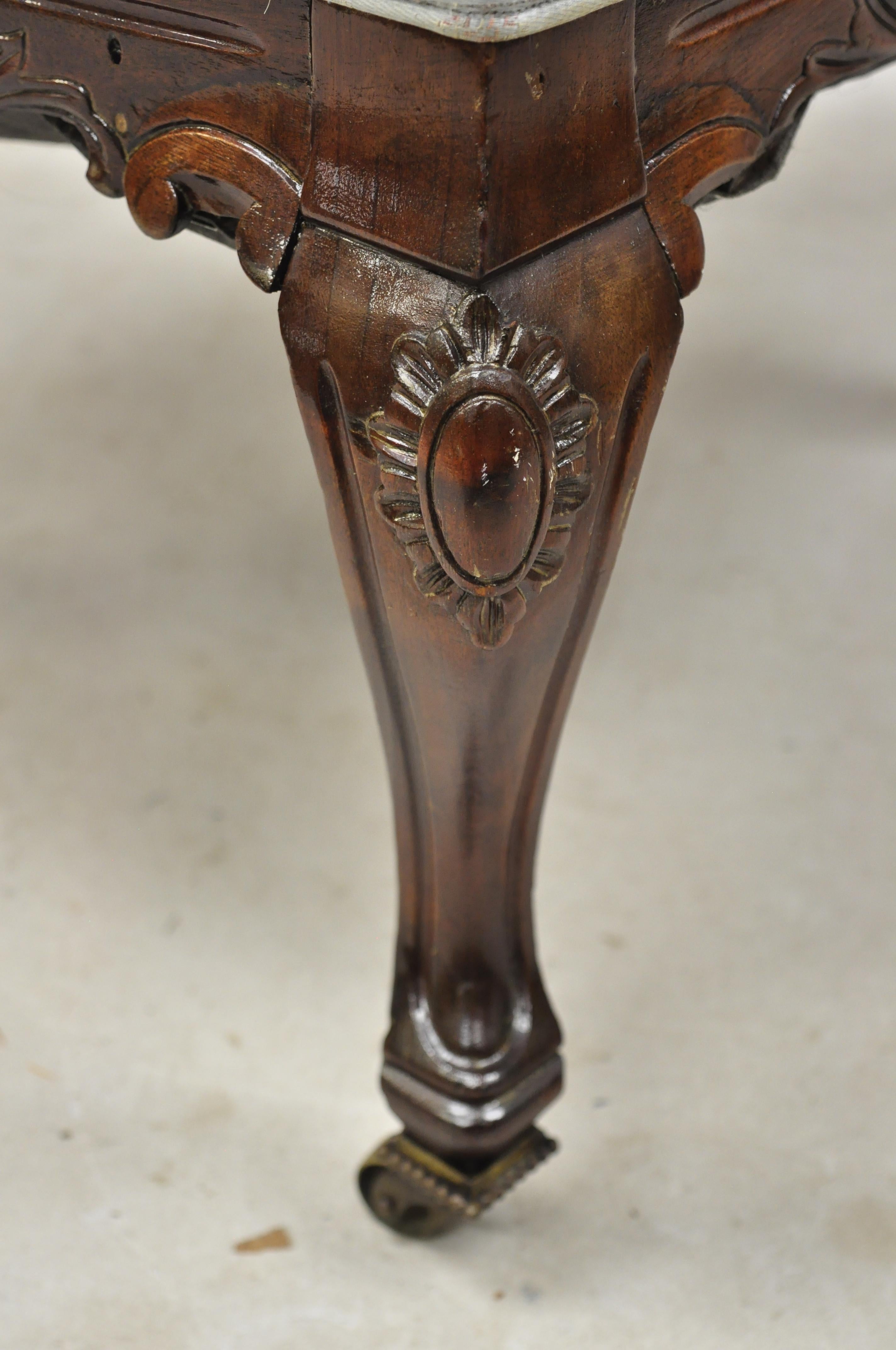 20ième siècle Ancienne chaise pantoufle de salon victorienne en acajou sculpté à motifs floraux