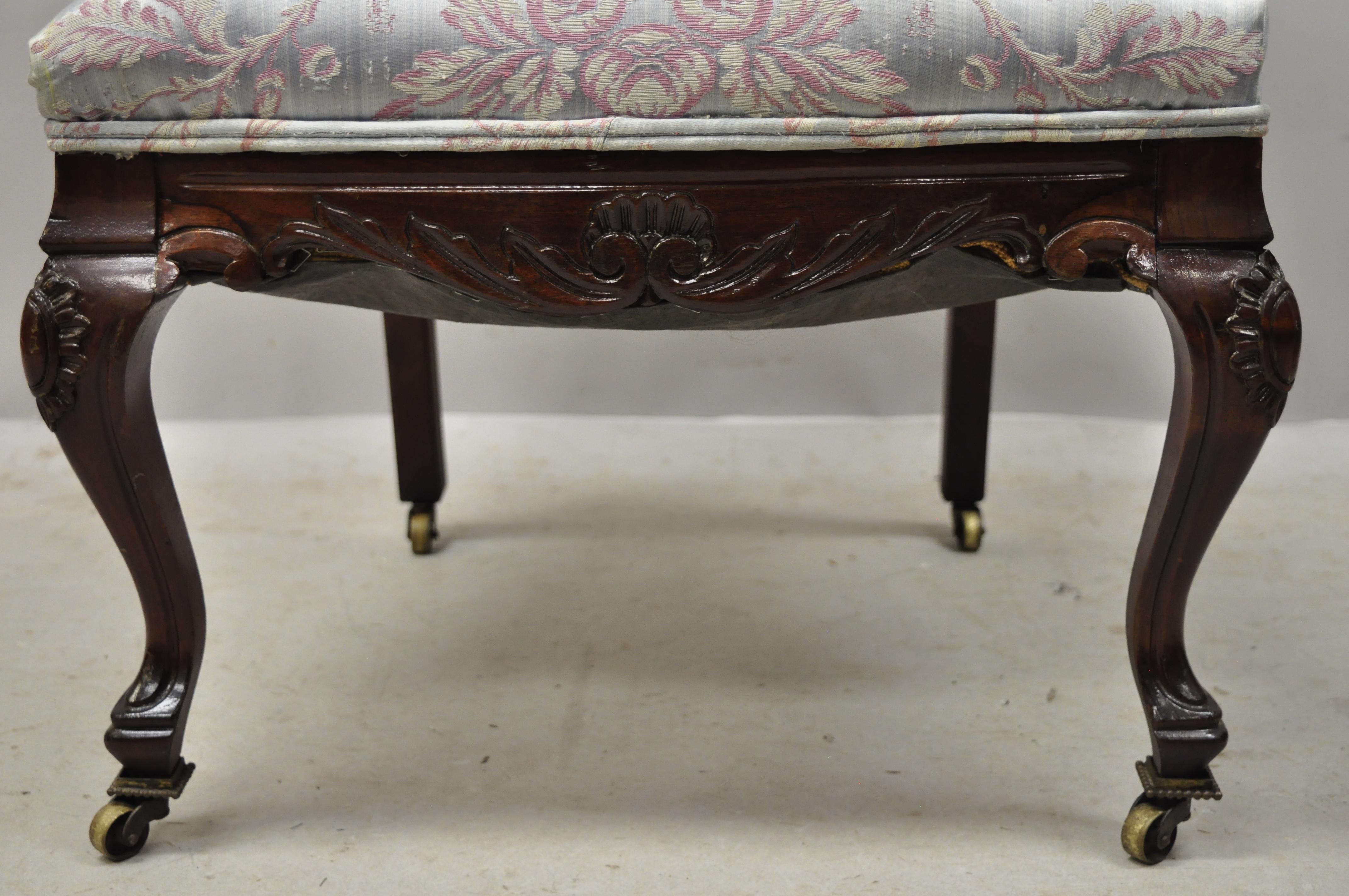 Ancienne chaise pantoufle de salon victorienne en acajou sculpté à motifs floraux en vente 1