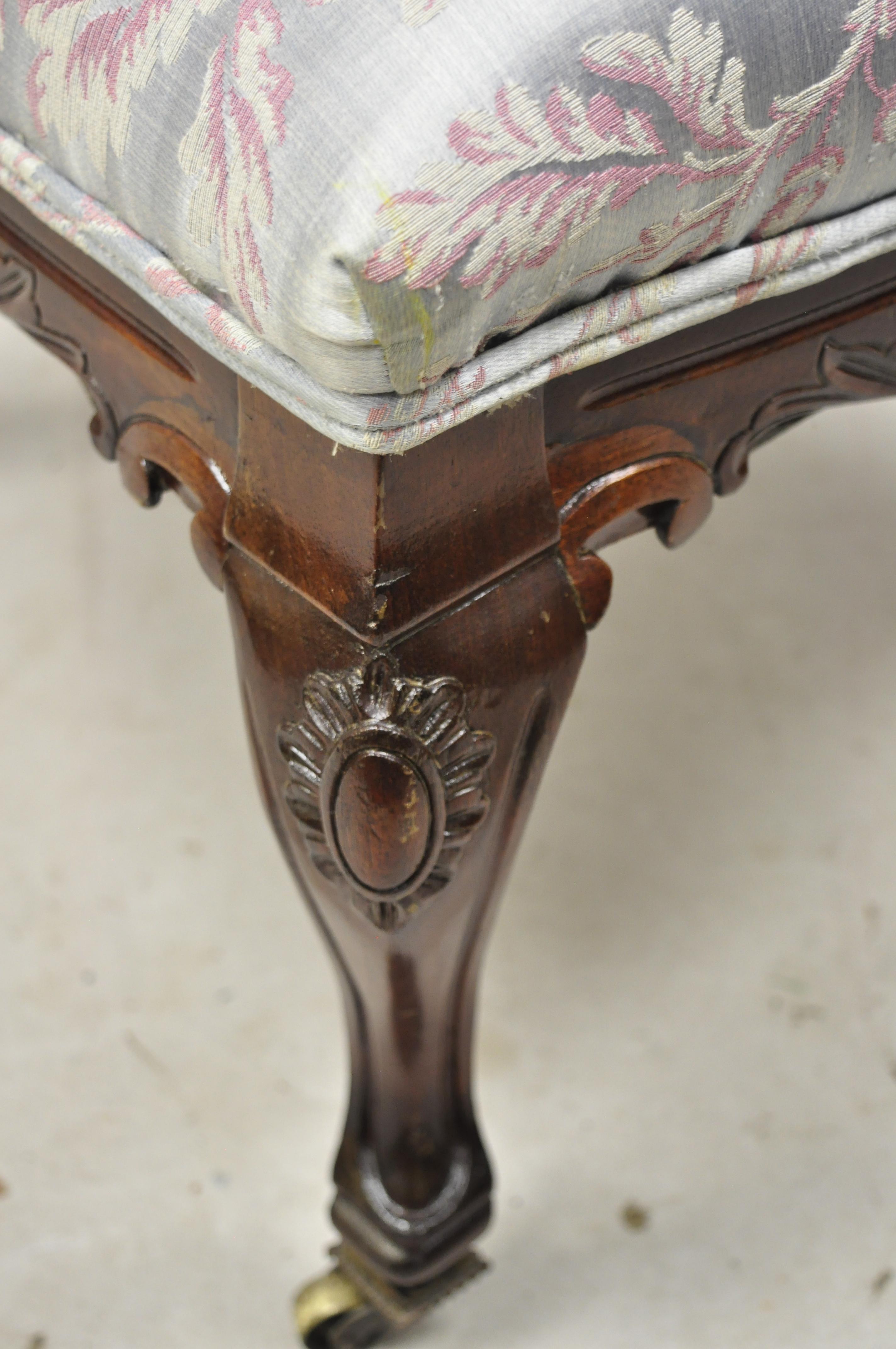 Ancienne chaise pantoufle de salon victorienne en acajou sculpté à motifs floraux en vente 2