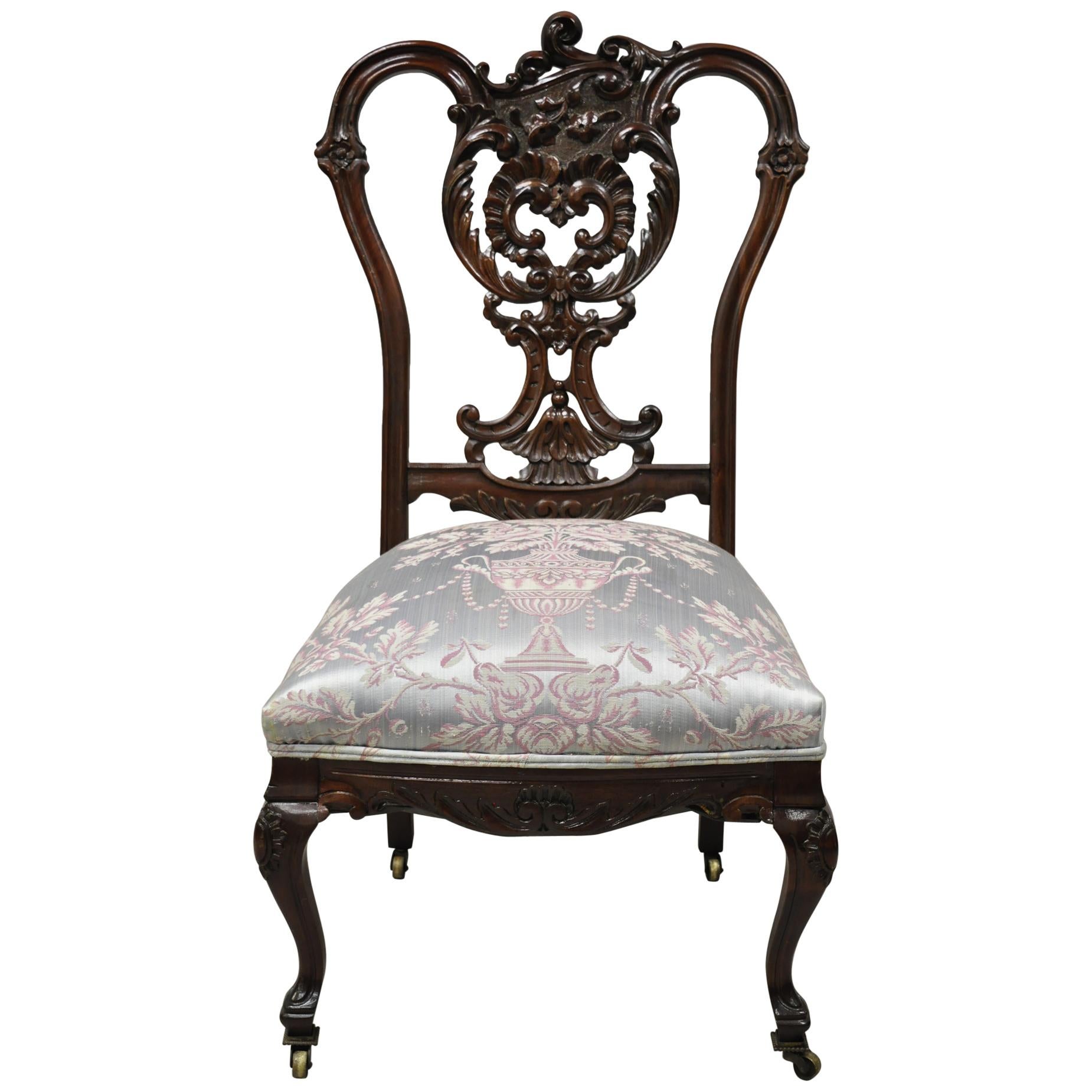 Ancienne chaise pantoufle de salon victorienne en acajou sculpté à motifs floraux