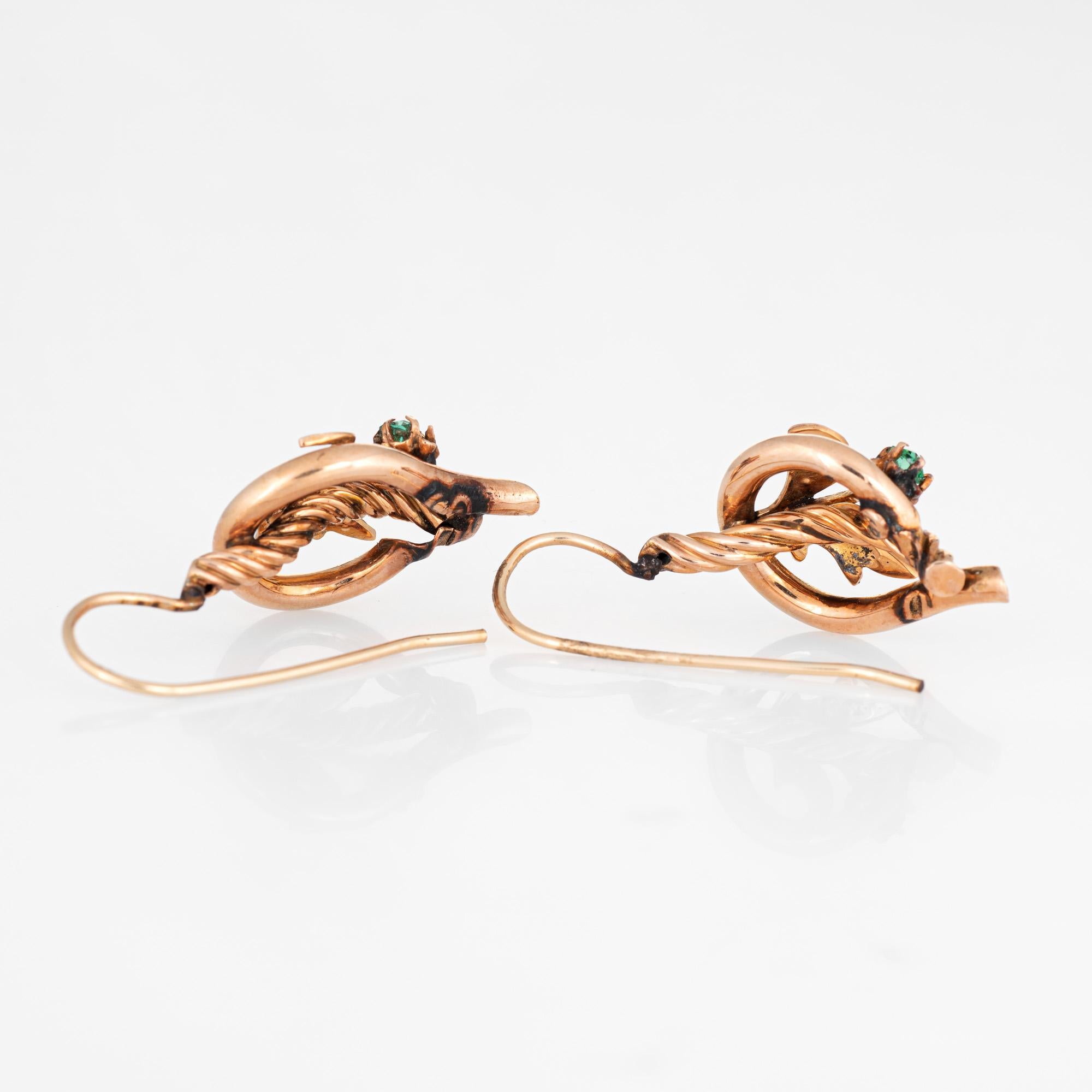 Elegantes Paar antiker viktorianischer Ohrringe (ca. 1880 bis 1900) aus 10 Karat Roségold. 

Die Saatperlen sind ca. 1 mm bis 1,5 mm groß. Grün  werden auf jeweils 0,10 Karat geschätzt. Anmerkung: eine Saatperle fehlt. 

Die bezaubernden Ohrringe