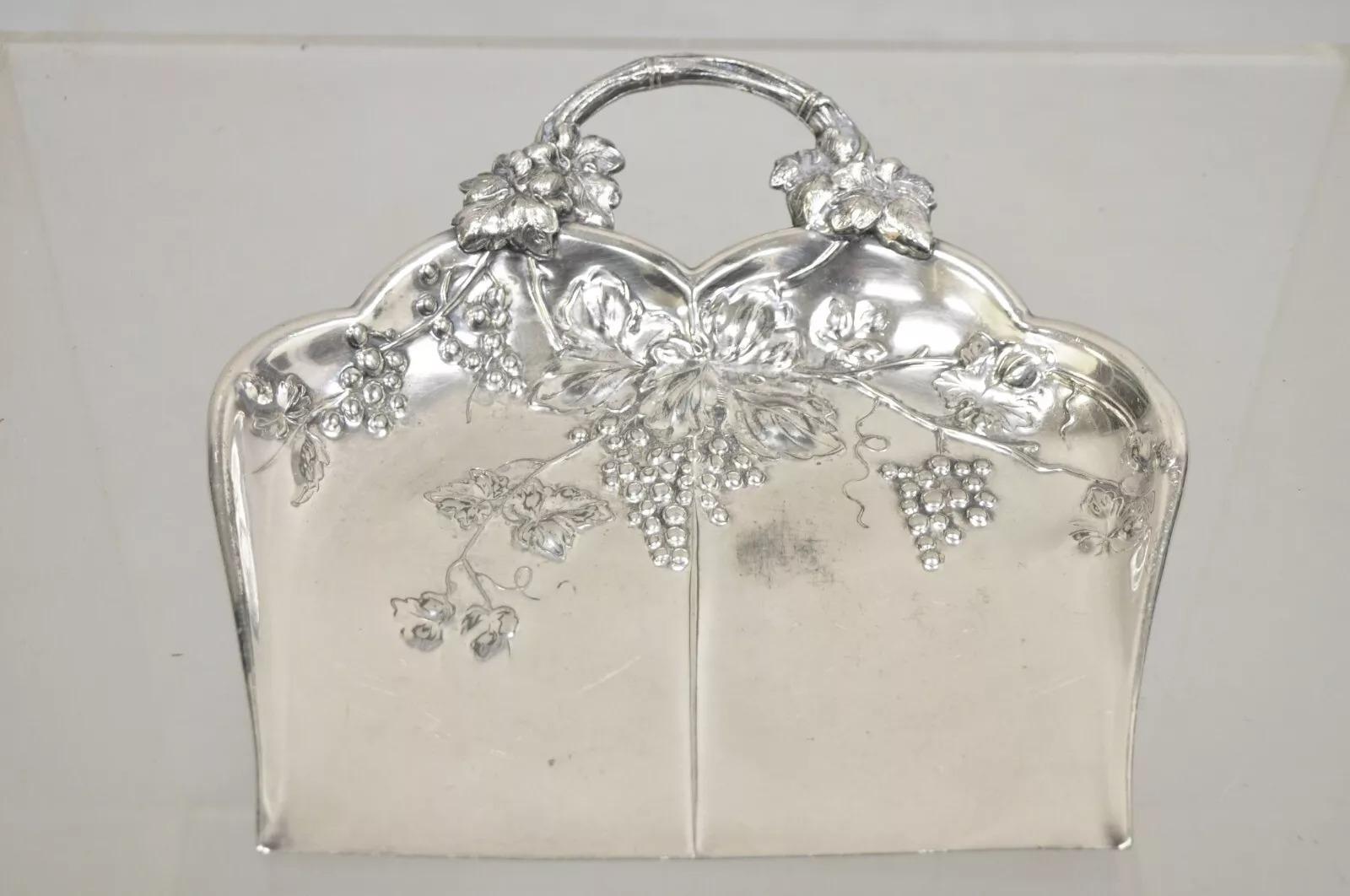 Antique Victorian Forbes Silver Co Grapevine Plated Silver Crumb Catcher Crumber. Principios del siglo XX. Medidas: 1,5