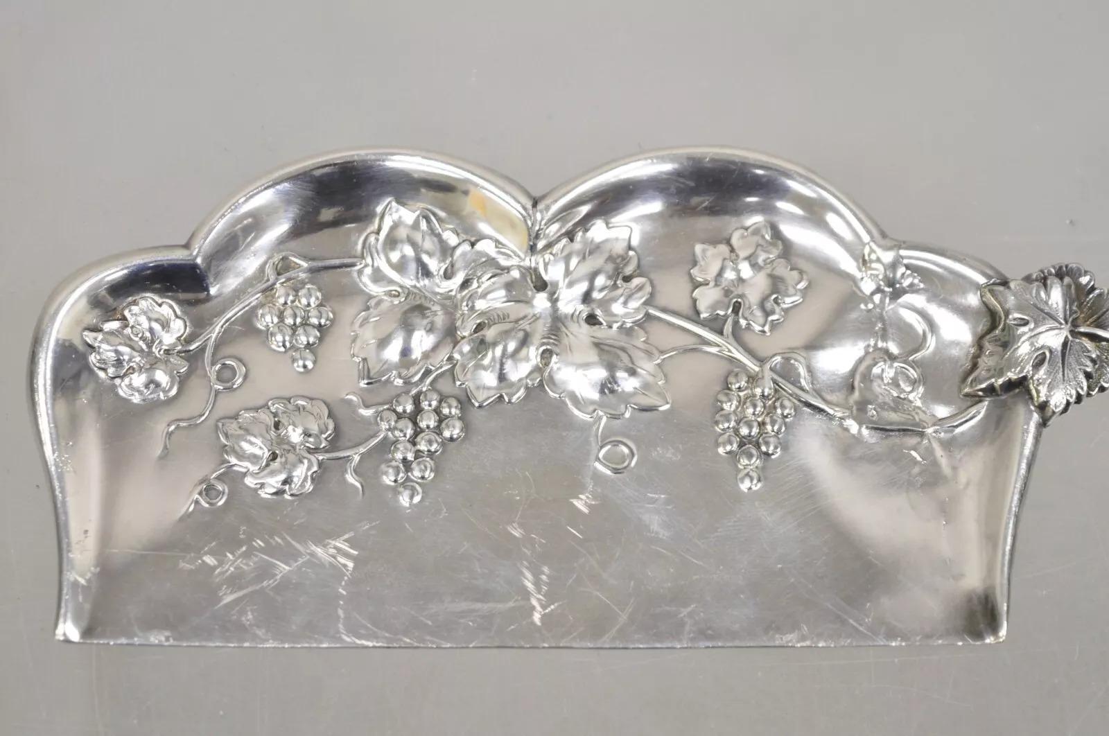 Ancien ramasse-miettes-miettes victorien Forbes Silver Co Grapevine Silver Plated Bon état - En vente à Philadelphia, PA