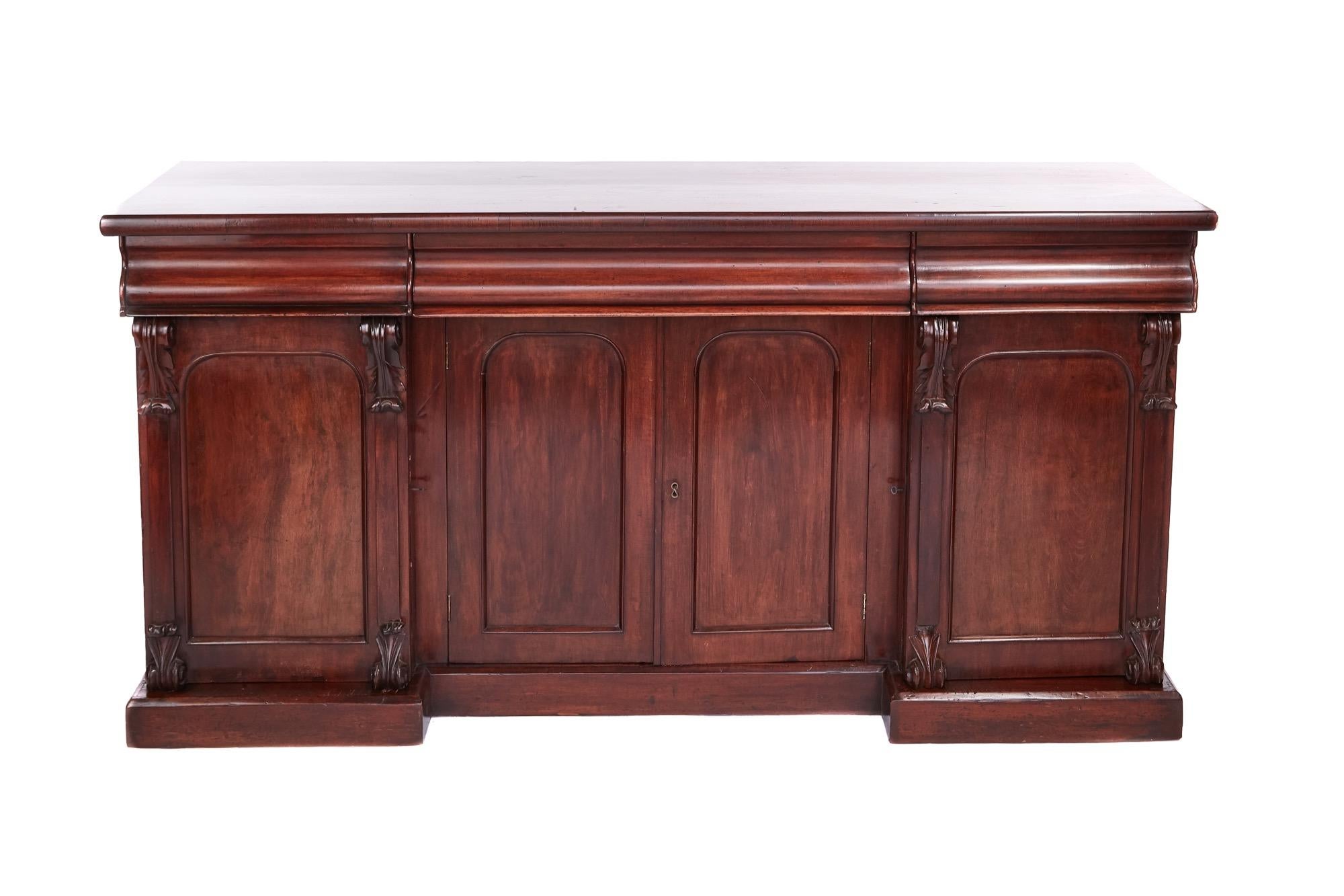 Antique Victorian Four-Door Mahogany Sideboard In Good Condition In Stutton, GB
