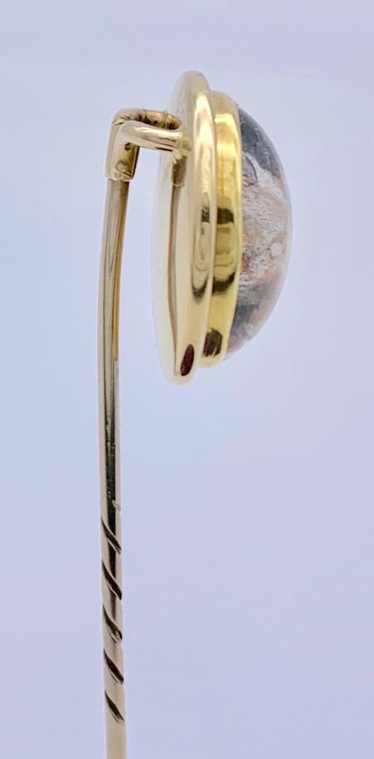 Geschnitzter Essex-Kristall in Form eines Fuchskopfes in einer runden Fassung aus 14 k Gold. Der Kristall wurde von der Rückseite geschnitzt und bemalt.  Die Brosche ist aus 9 k Gold gefertigt. Das Schmuckstück wurde in England um 1850-1860