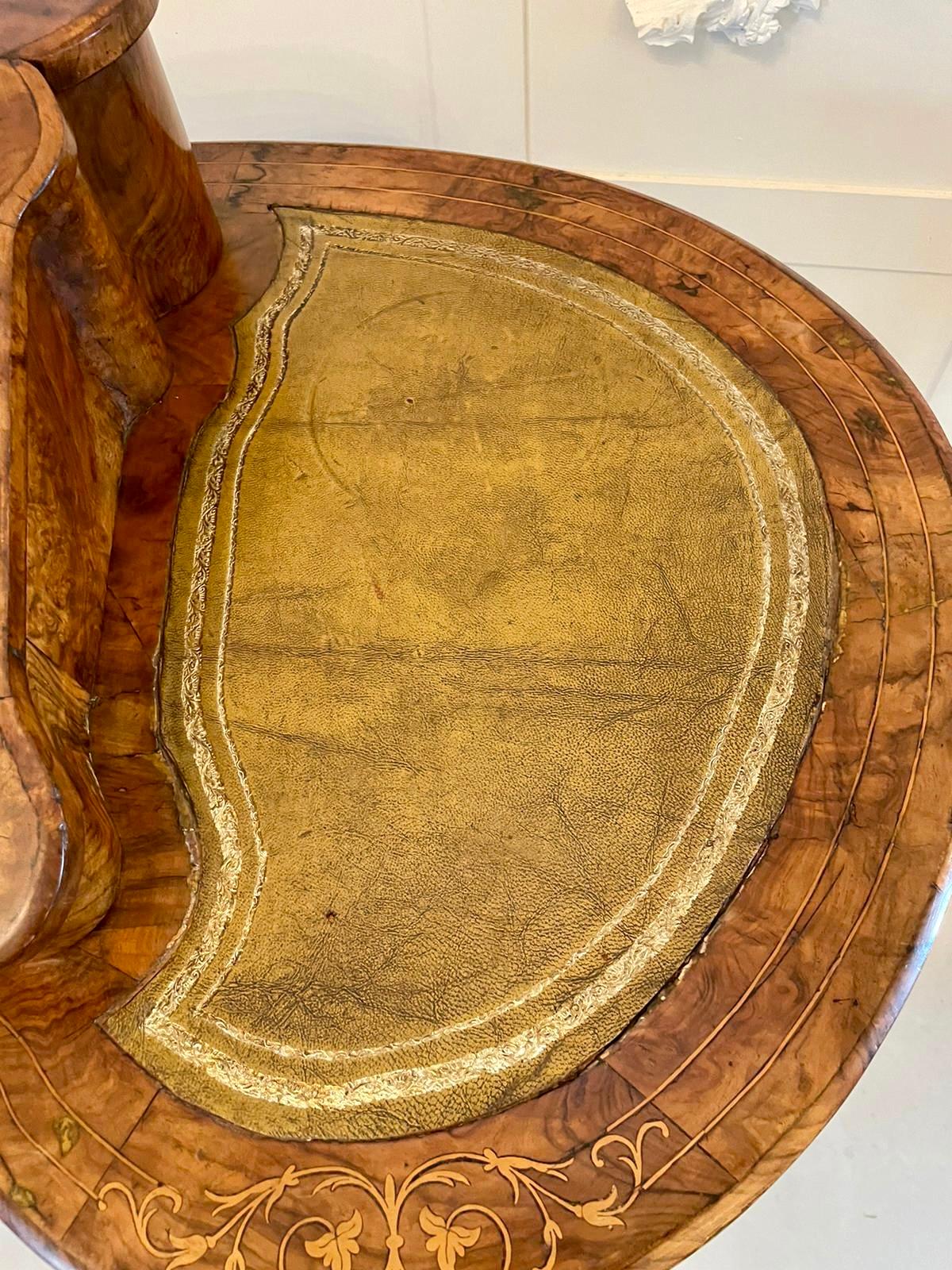 ​​Antiker viktorianischer freistehender Schreibtisch mit Intarsien aus Wurzelnussholz in Knochenform im Angebot 2