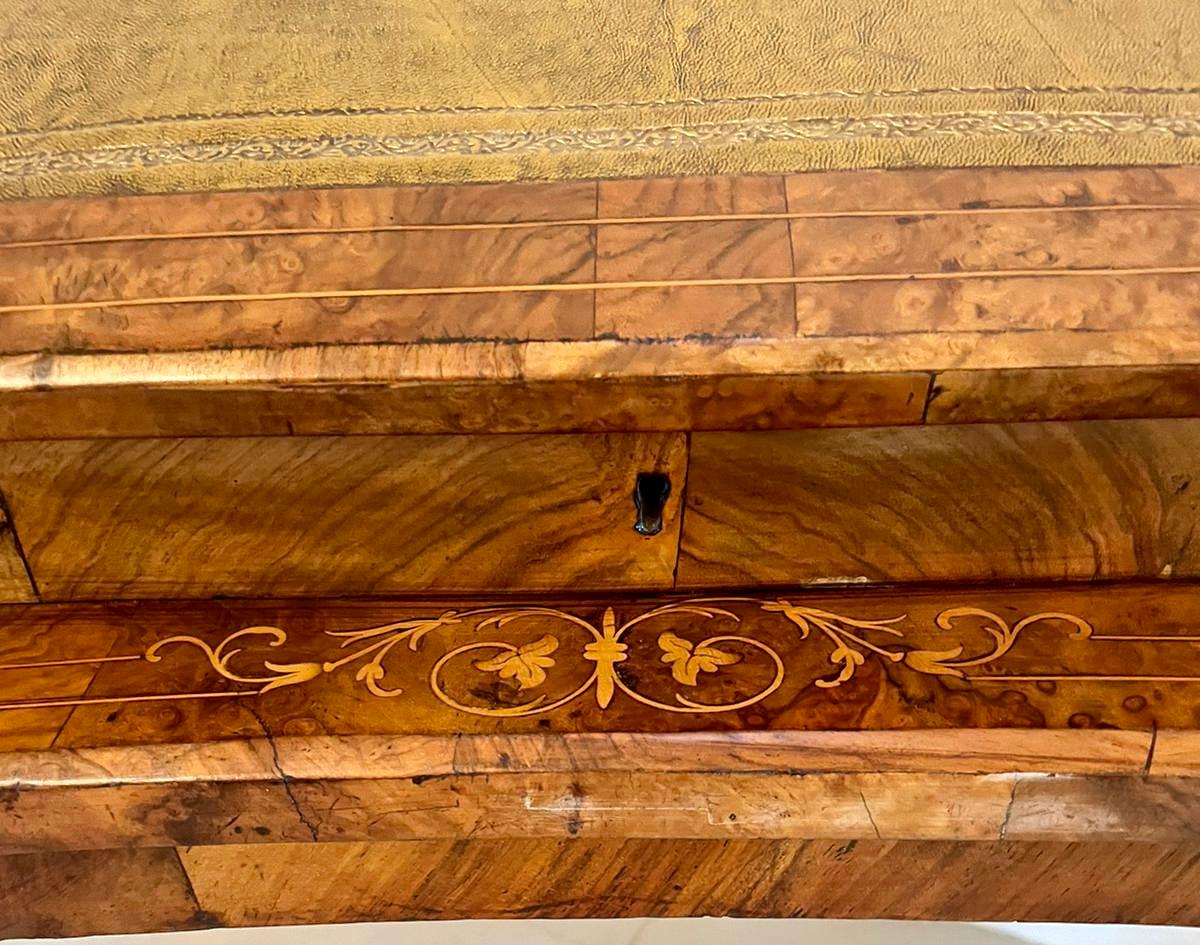 ​​Antiker viktorianischer freistehender Schreibtisch mit Intarsien aus Wurzelnussholz in Knochenform im Angebot 4