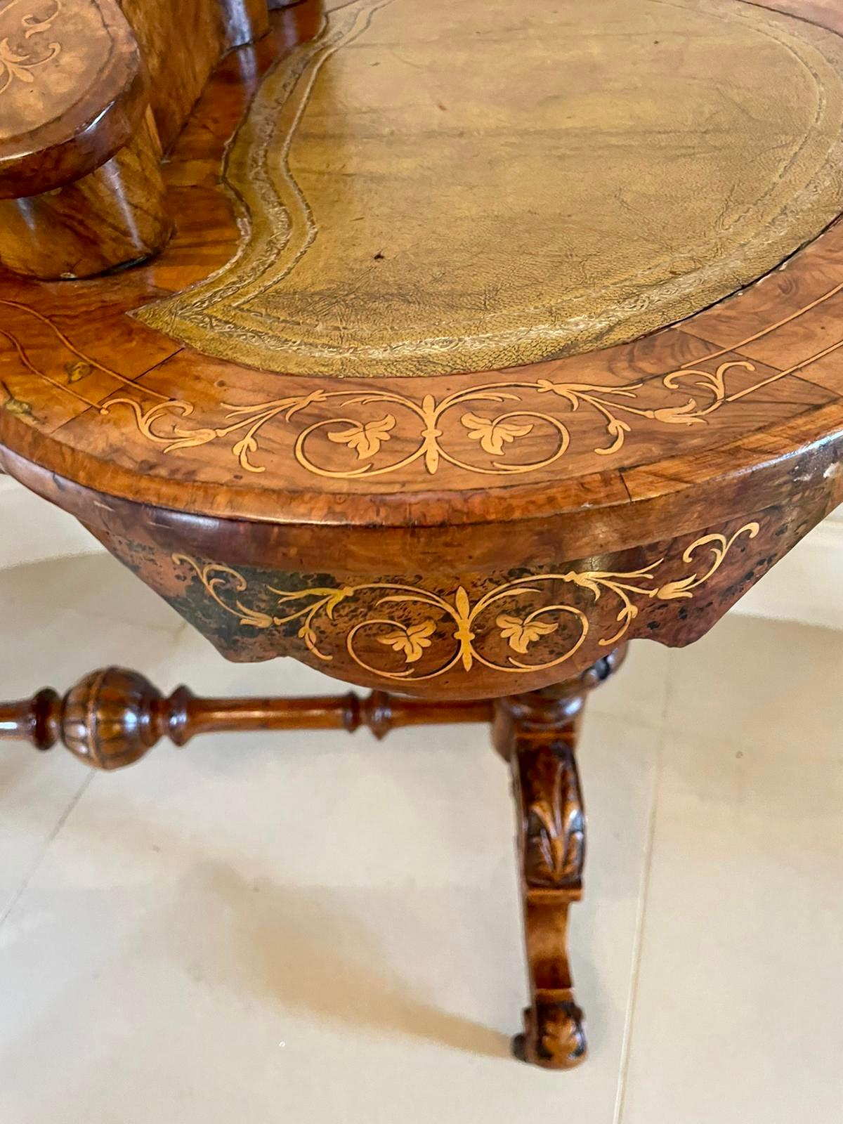 XIXe siècle ​​Ancienne table à écrire victorienne autoportante en forme de rein en ronce de noyer incrustée en vente