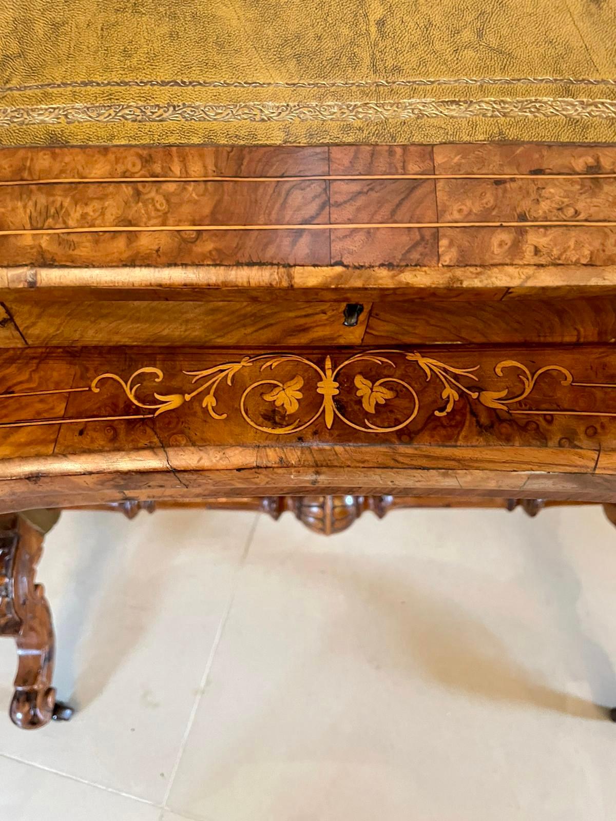 ​​Antiker viktorianischer freistehender Schreibtisch mit Intarsien aus Wurzelnussholz in Knochenform (Leder) im Angebot