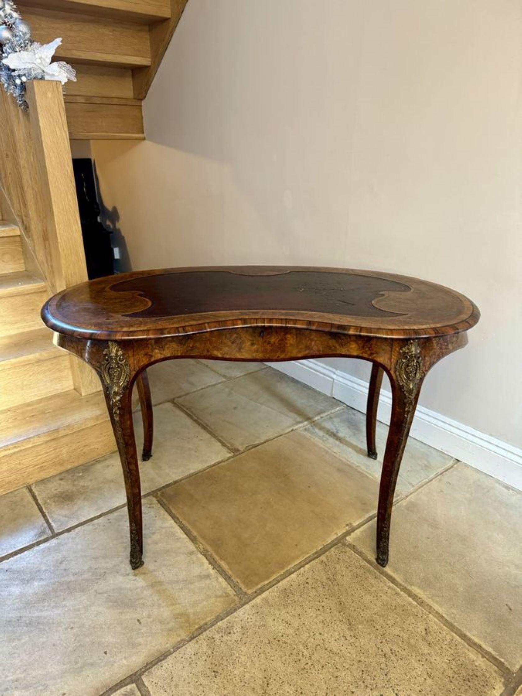 Ancienne table à écrire victorienne indépendante en ronce de noyer incrustée, avec un plateau en forme de rein en ronce de noyer de qualité avec une surface d'écriture en cuir à bandes croisées en bois de roi et un bord mouluré, un long tiroir à la