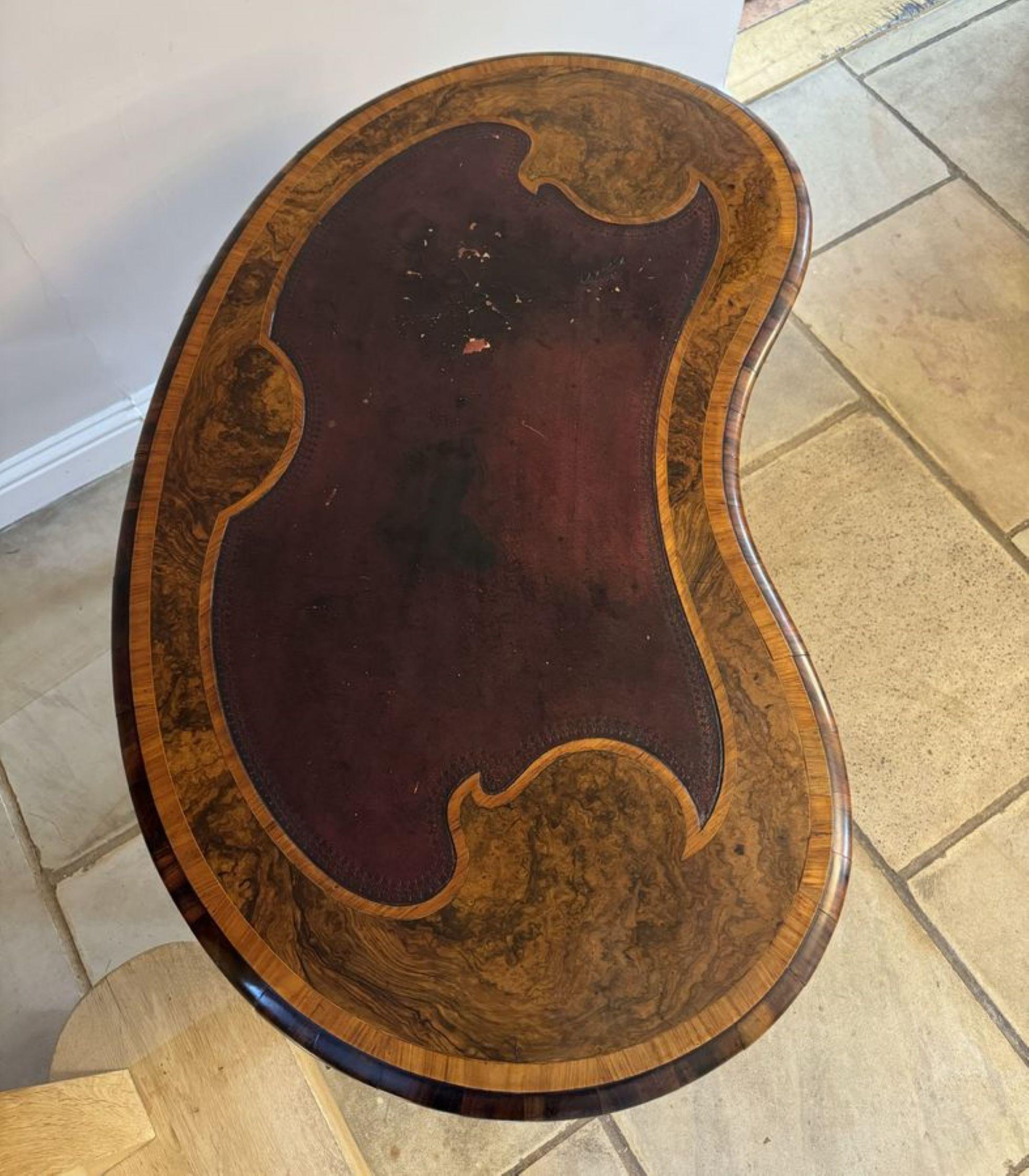 Début de l'époque victorienne Ancienne table à écrire victorienne indépendante en ronce de noyer incrustée de qualité en vente