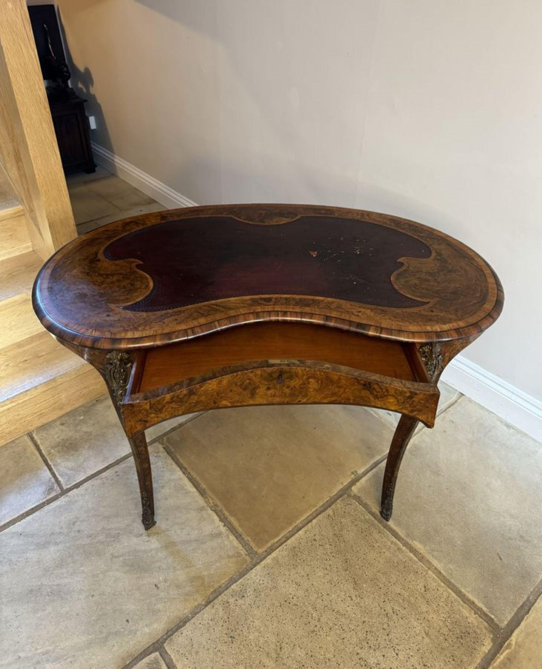 Ancienne table à écrire victorienne indépendante en ronce de noyer incrustée de qualité Bon état - En vente à Ipswich, GB