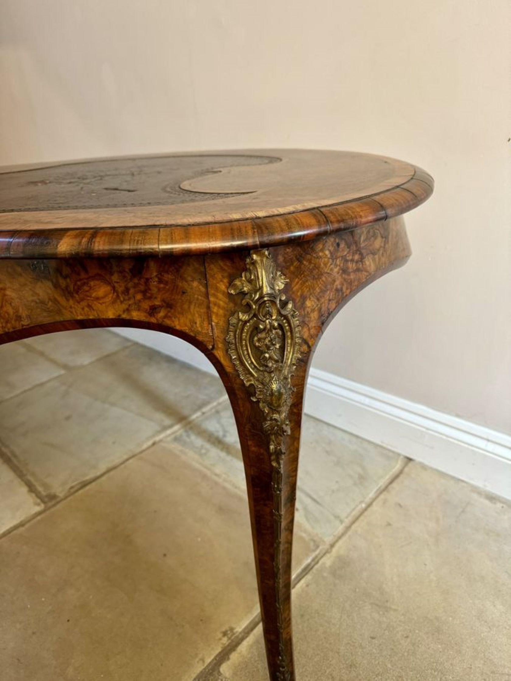 XIXe siècle Ancienne table à écrire victorienne indépendante en ronce de noyer incrustée de qualité en vente
