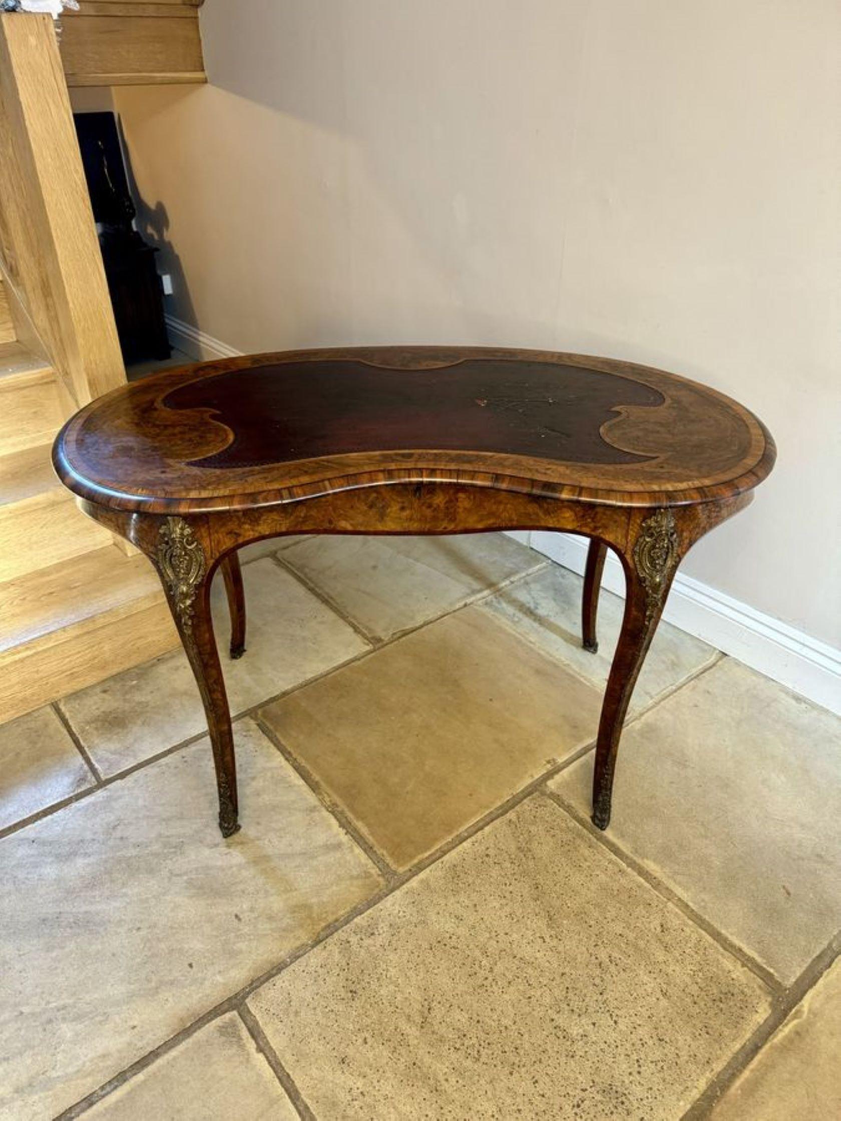 Noyer Ancienne table à écrire victorienne indépendante en ronce de noyer incrustée de qualité en vente