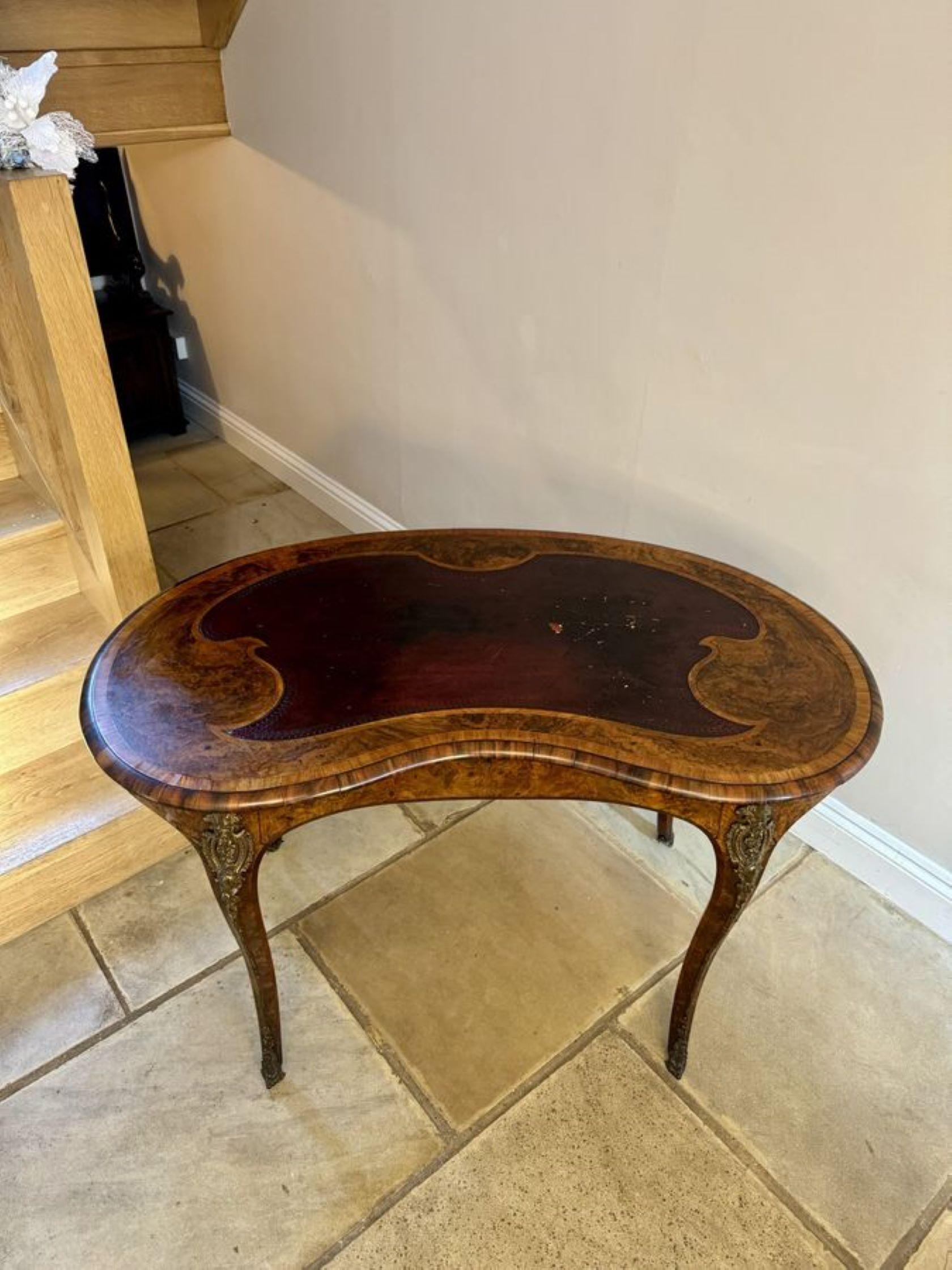 Ancienne table à écrire victorienne indépendante en ronce de noyer incrustée de qualité en vente 1