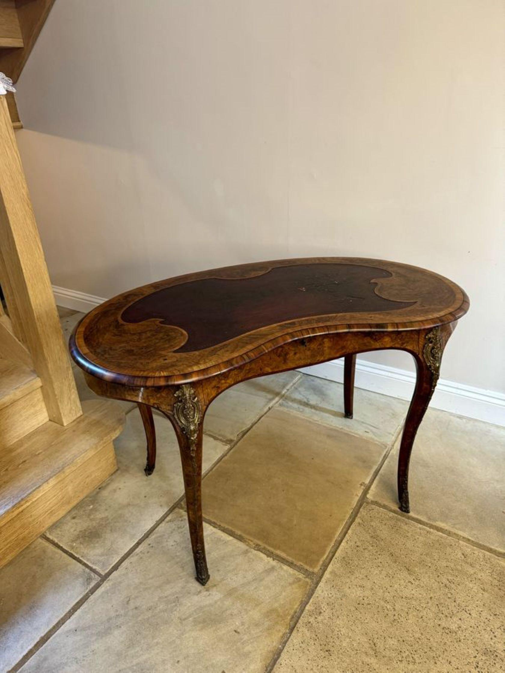 Ancienne table à écrire victorienne indépendante en ronce de noyer incrustée de qualité en vente 3