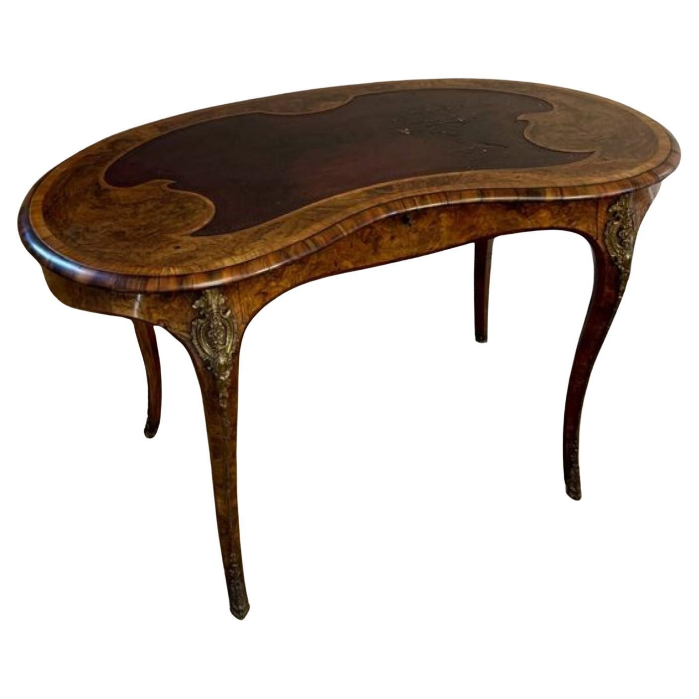 Ancienne table à écrire victorienne indépendante en ronce de noyer incrustée de qualité