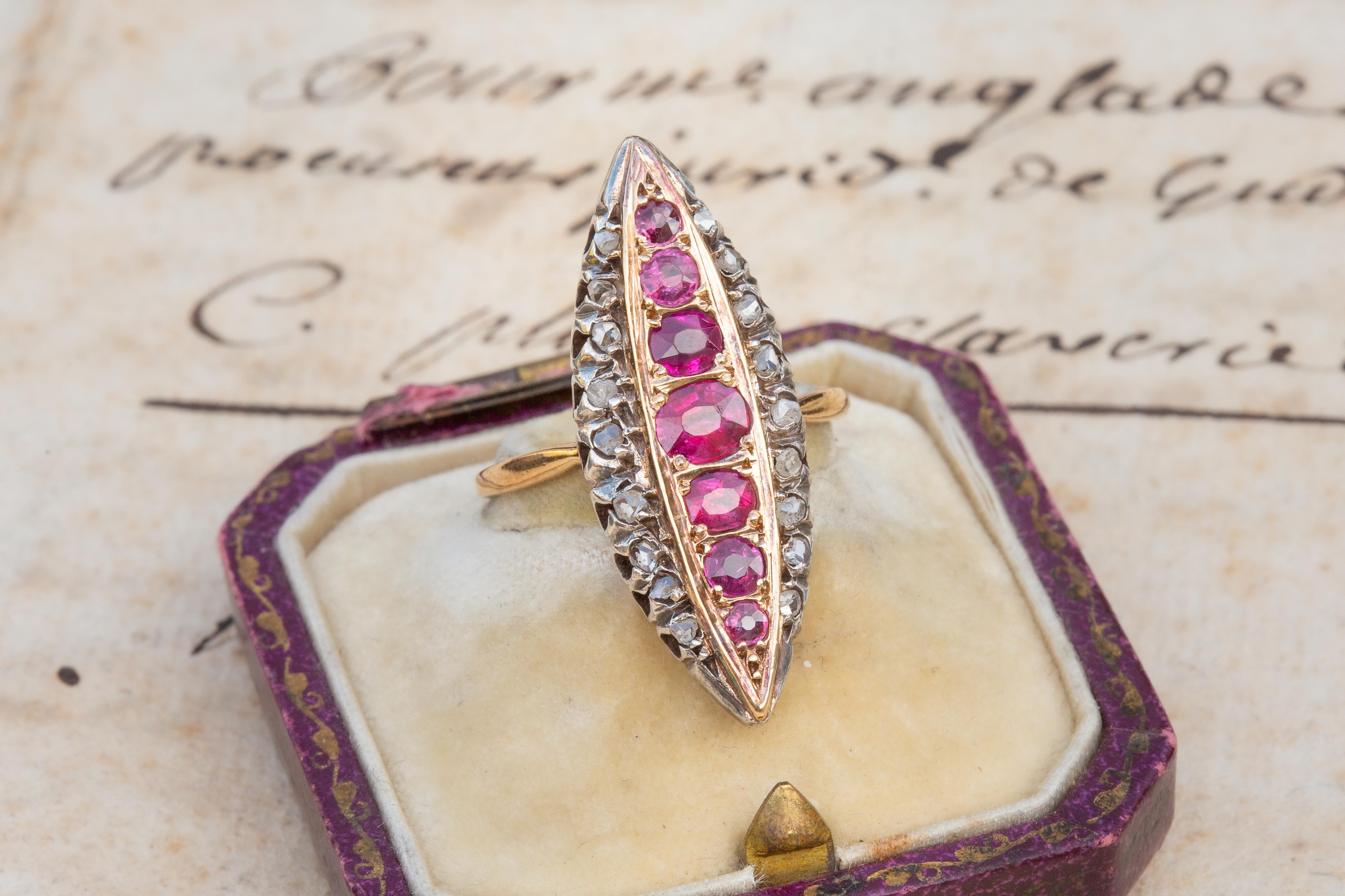 Antiker viktorianischer französischer 18 Karat Gold Diamant- und Rubin-Cluster-Ring Navette Marquise (Spätviktorianisch)