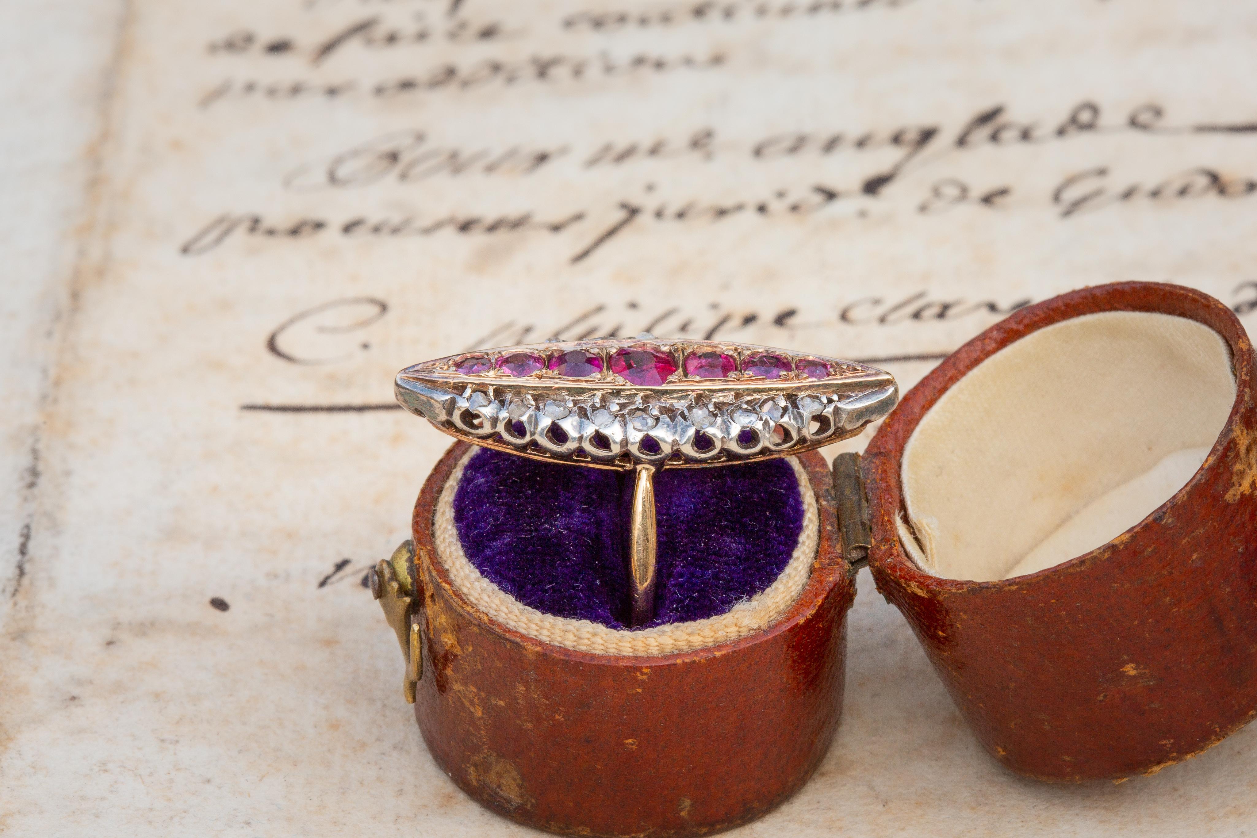 Antiker viktorianischer französischer 18 Karat Gold Diamant- und Rubin-Cluster-Ring Navette Marquise (Rosenschliff)