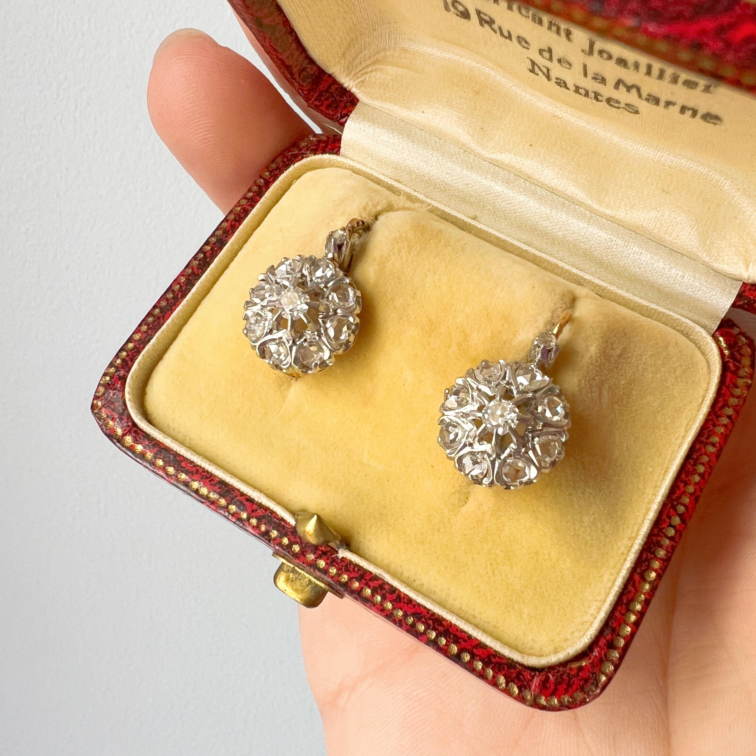 Zum Verkauf steht ein schönes Paar französischer Diamantohrringe mit Rosenschliff aus dem 19. 

Auf jeder Seite der Ohrringe gruppieren sich 8 rosafarbene Diamanten um einen zentralen runden Diamanten im Minenschliff und einen kleineren rosafarbenen