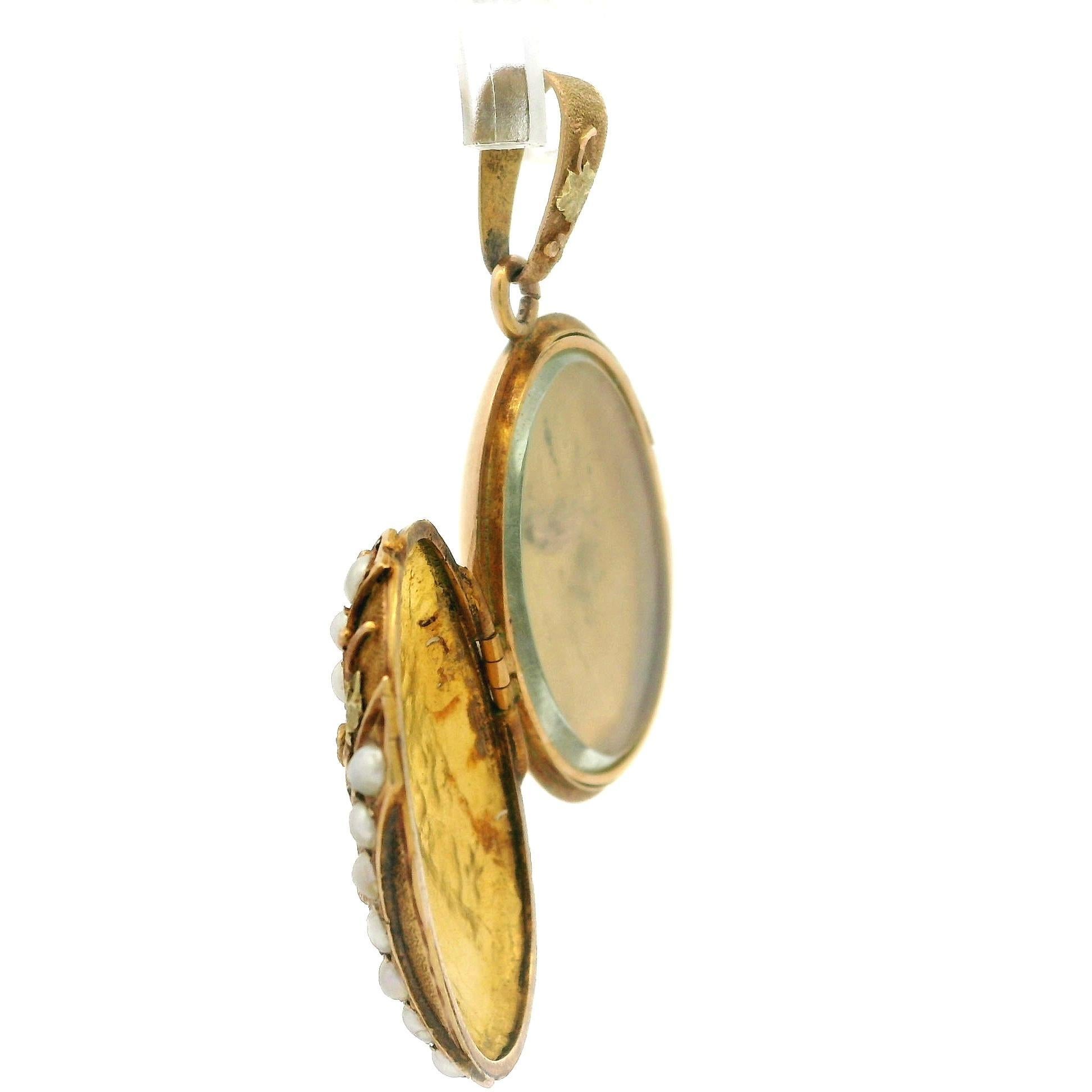 --Stone(s):--
(24) Genuine Cultured Pearls - Round Shape - White Color -3 Row

Material: Solid 18k Yellow Gold w/ Green & Rose Gold Floral Design & 1 Clear Cover inside for Picture
Weight: 9.13 Grams
Height (w/ Bail): 44.4mm (1.7