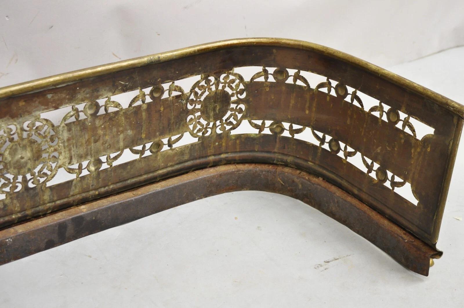Antique French Empire in ottone con piede a zampa da 48