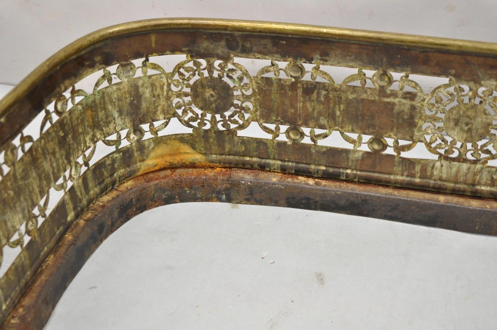 Antique French Empire in ottone con piede a zampa da 48