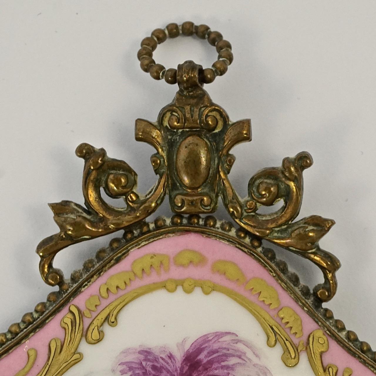 Marrone Antique French, specchio a mano in porcellana dipinta a mano e dorata con bordi smussati in vendita