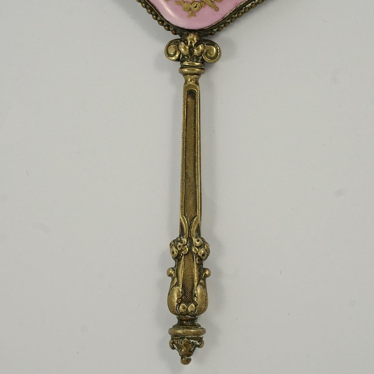 Antique French, specchio a mano in porcellana dipinta a mano e dorata con bordi smussati In condizioni buone in vendita a London, GB