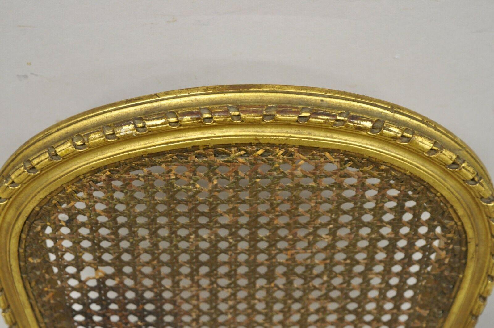 Français Fauteuil de boudoir d'appoint ancien victorien français de style Louis XV en bois doré et cannage en vente