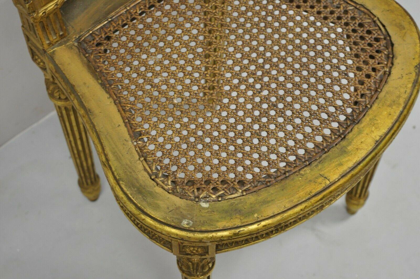 20ième siècle Fauteuil de boudoir d'appoint ancien victorien français de style Louis XV en bois doré et cannage en vente