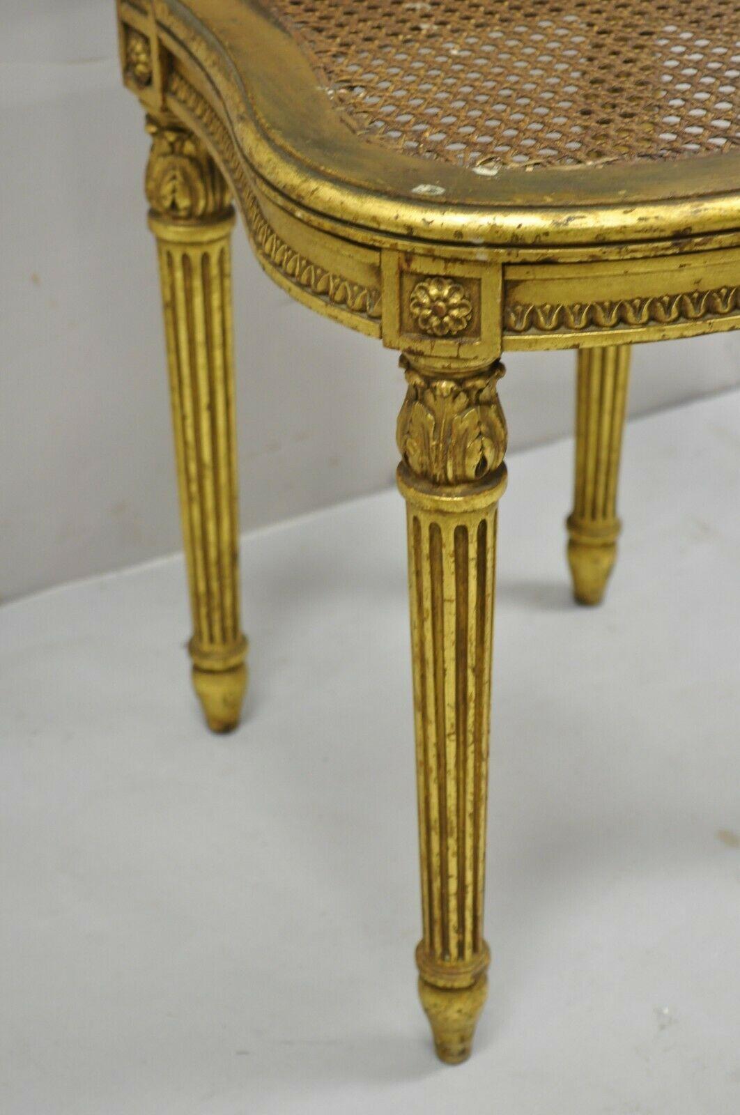 Canne Fauteuil de boudoir d'appoint ancien victorien français de style Louis XV en bois doré et cannage en vente