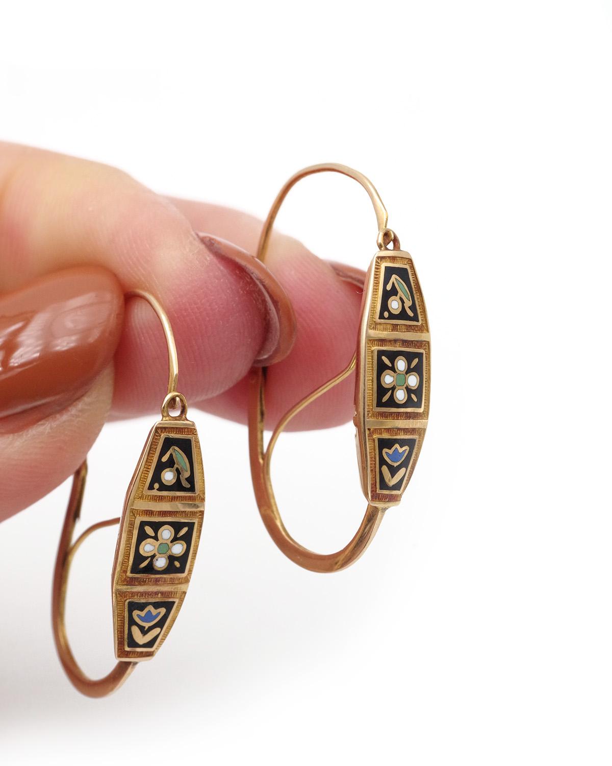 Boucles d'oreilles victoriennes en émail normand en or 18 carats. Ces boucles d'oreilles présentent des cartouches à fond d'émail noir et un motif floral. L'intérieur de la boucle d'oreille est élégamment en forme de S. Boucles d'oreilles régionales