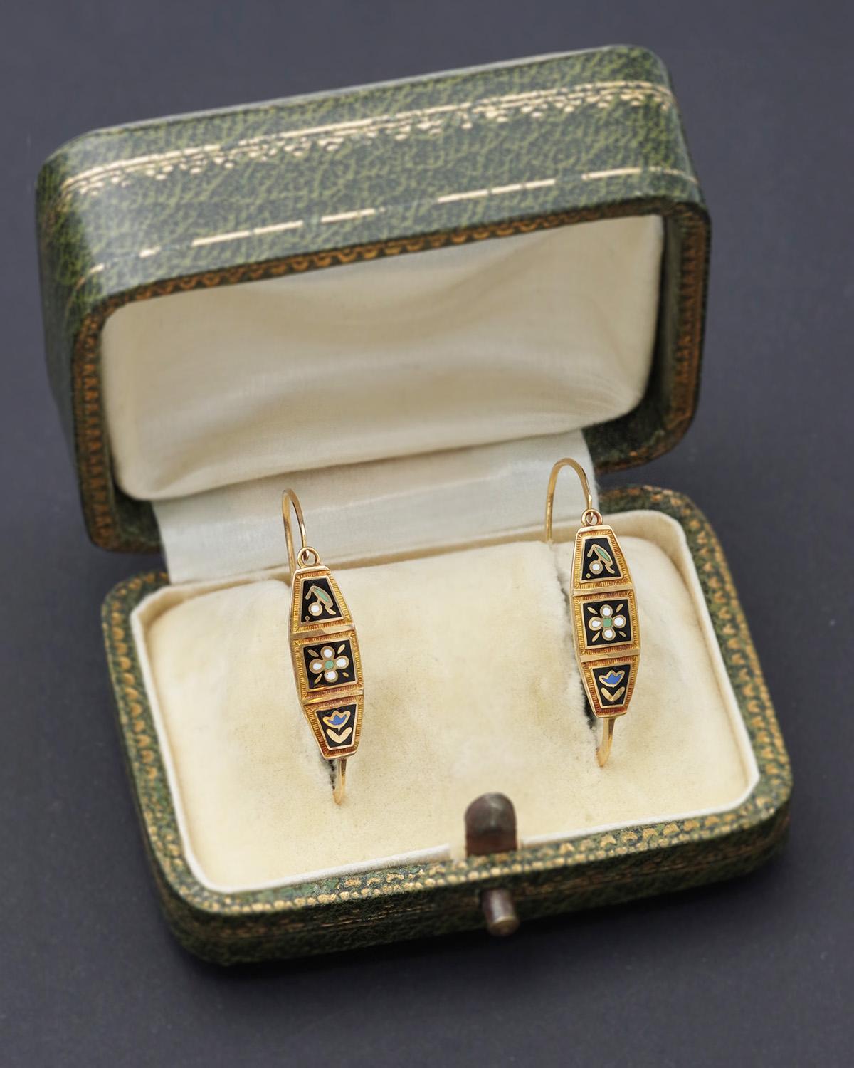 Victorien tardif Boucles d'oreilles en or 18k Antique French poissardes émaillées en vente