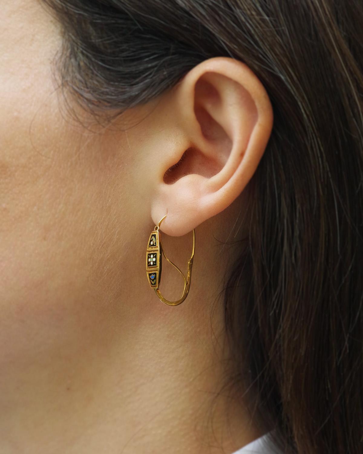 Boucles d'oreilles en or 18k Antique French poissardes émaillées Unisexe en vente