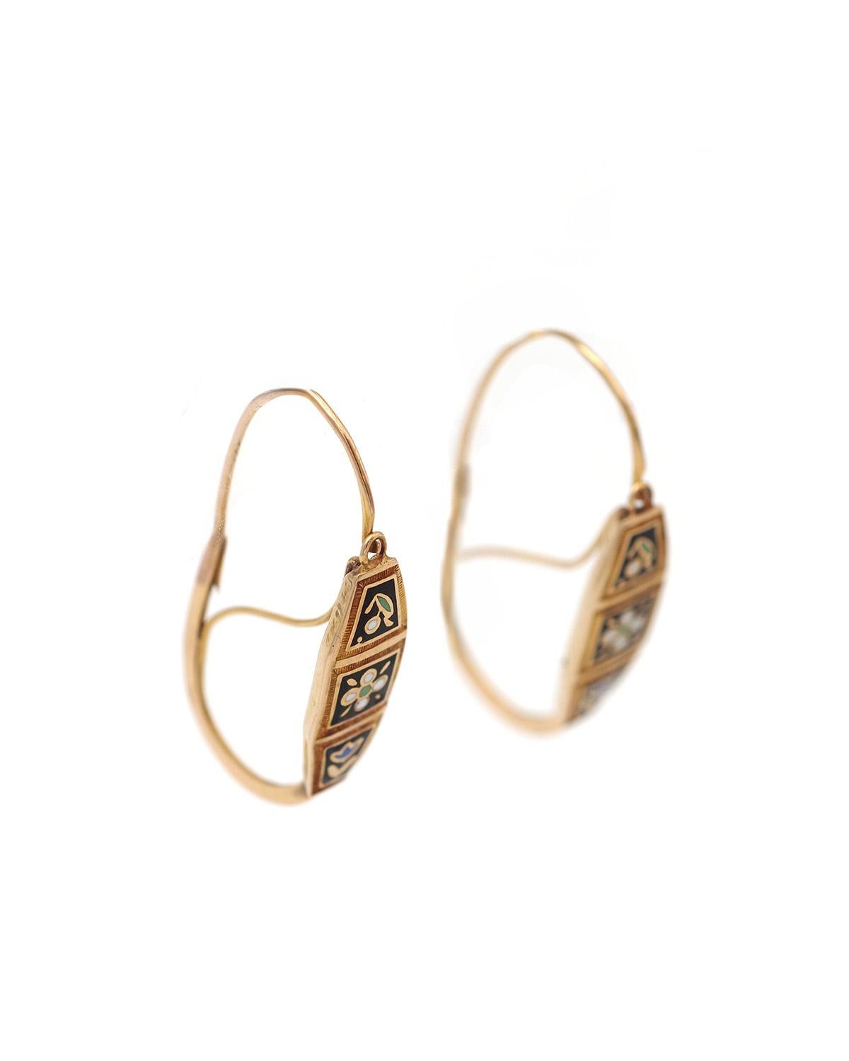 Boucles d'oreilles en or 18k Antique French poissardes émaillées en vente 3