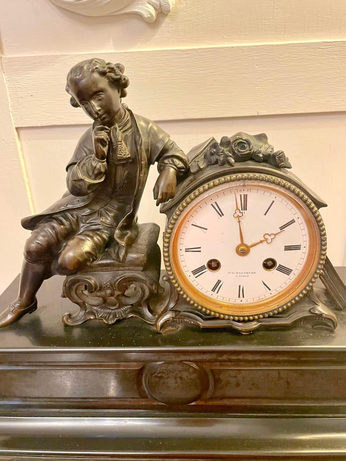 Ancienne horloge de manteau victorienne en bronze et marbre de P.L.A. Paris, comportant une fantastique figure en bronze de qualité appuyée sur le boîtier du tambour avec un cadran en émail blanc signé, des chiffres romains et des aiguilles