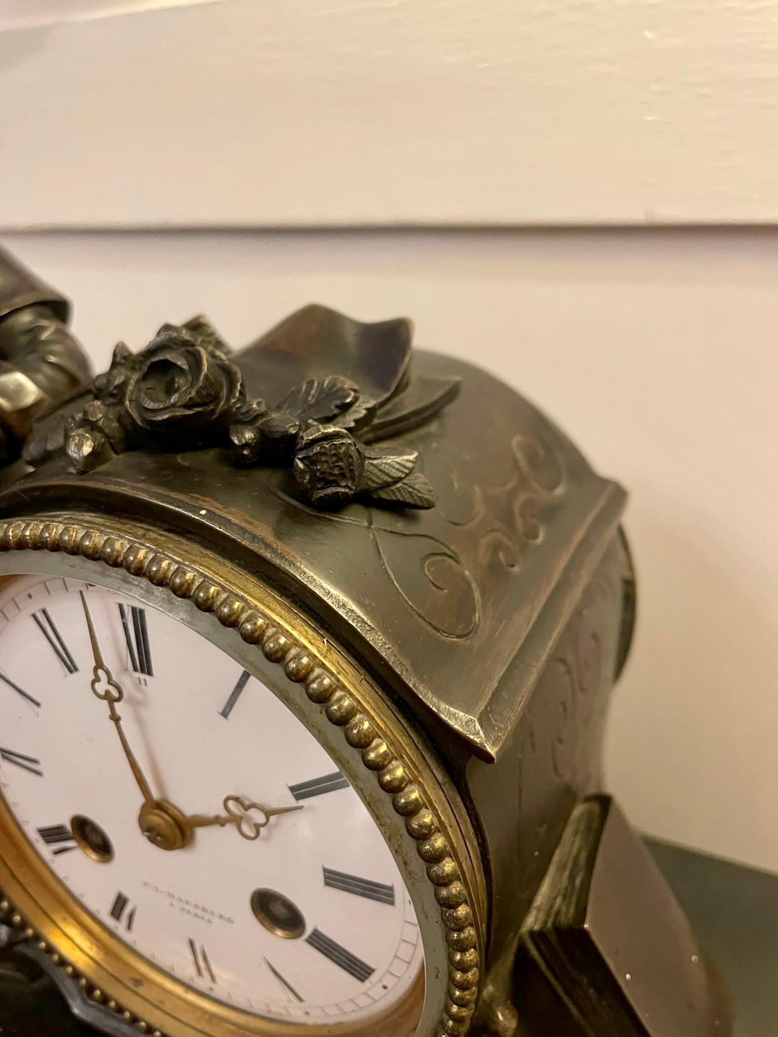 Bronze Horloge de cheminée victorienne française ancienne de qualité en bronze et marbre huit jours  en vente