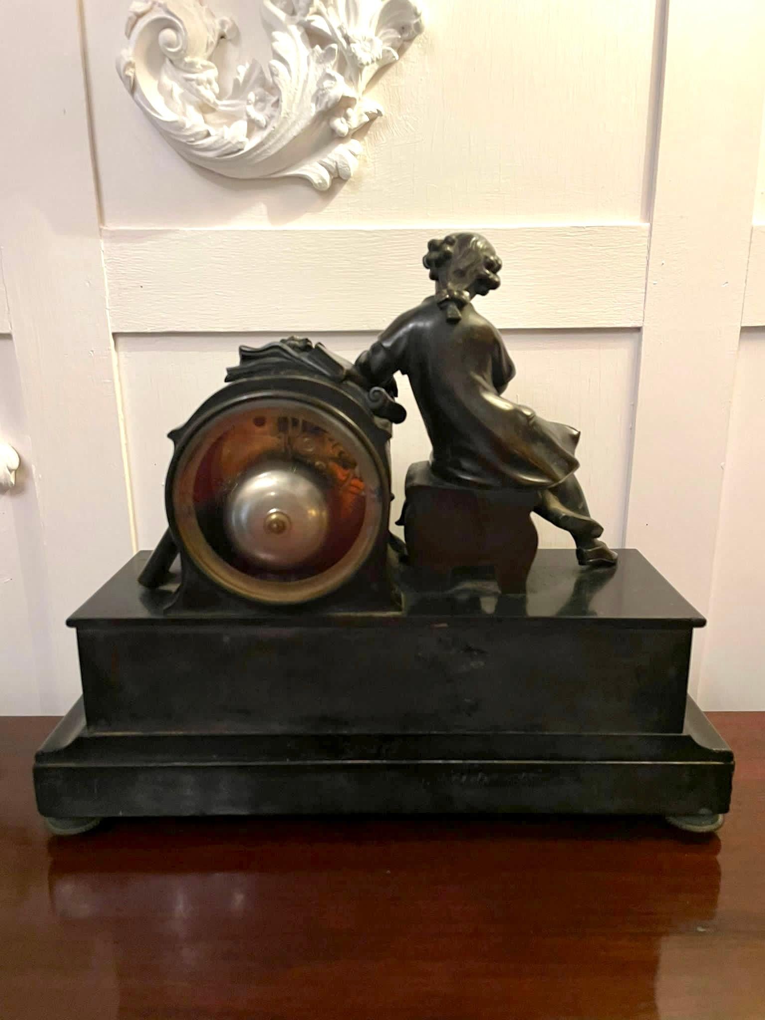 Horloge de cheminée victorienne française ancienne de qualité en bronze et marbre huit jours  en vente 1