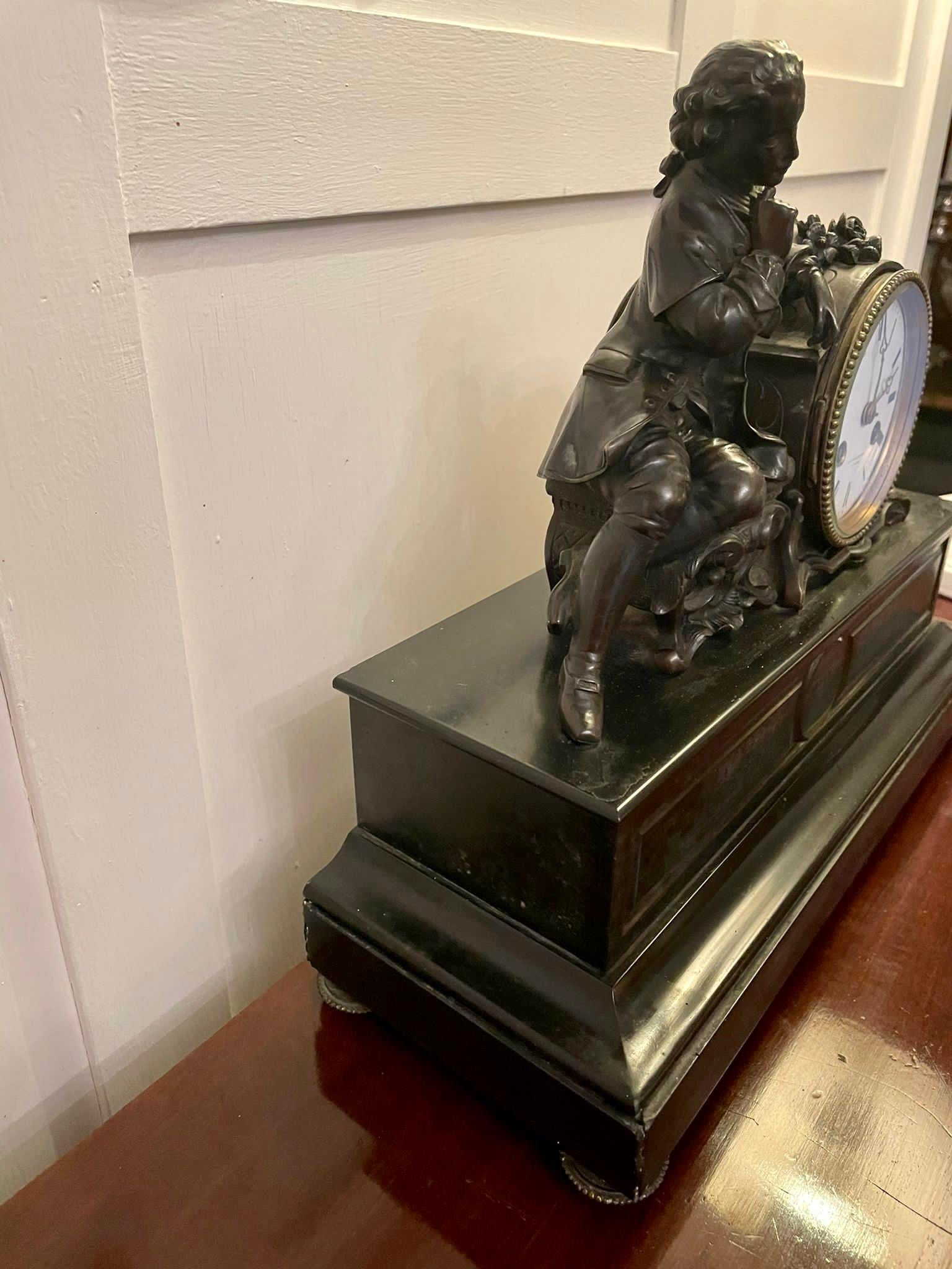 Horloge de cheminée victorienne française ancienne de qualité en bronze et marbre huit jours  en vente 2