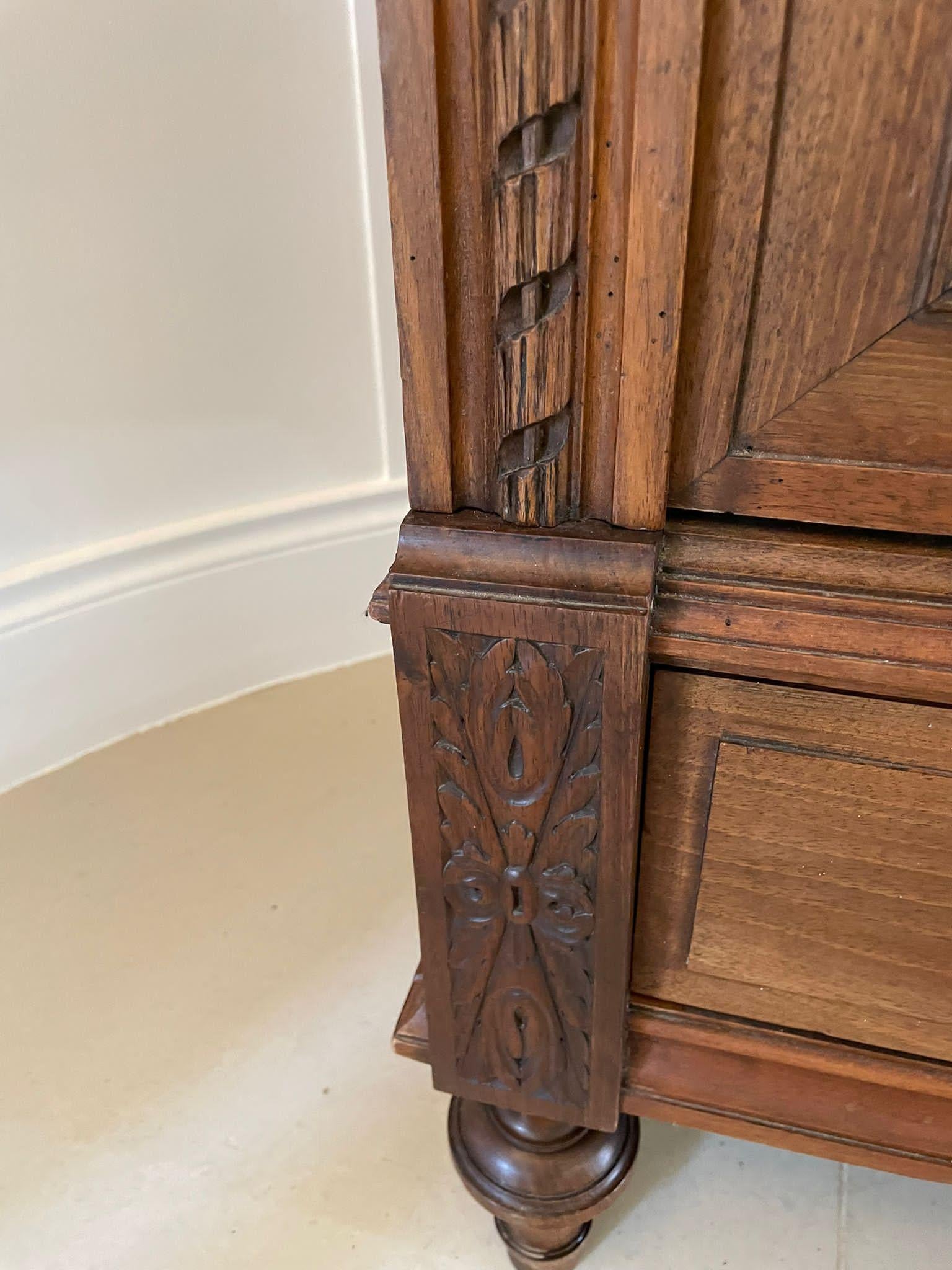 Ancienne armoire victorienne en noyer sculpté de qualité française 4