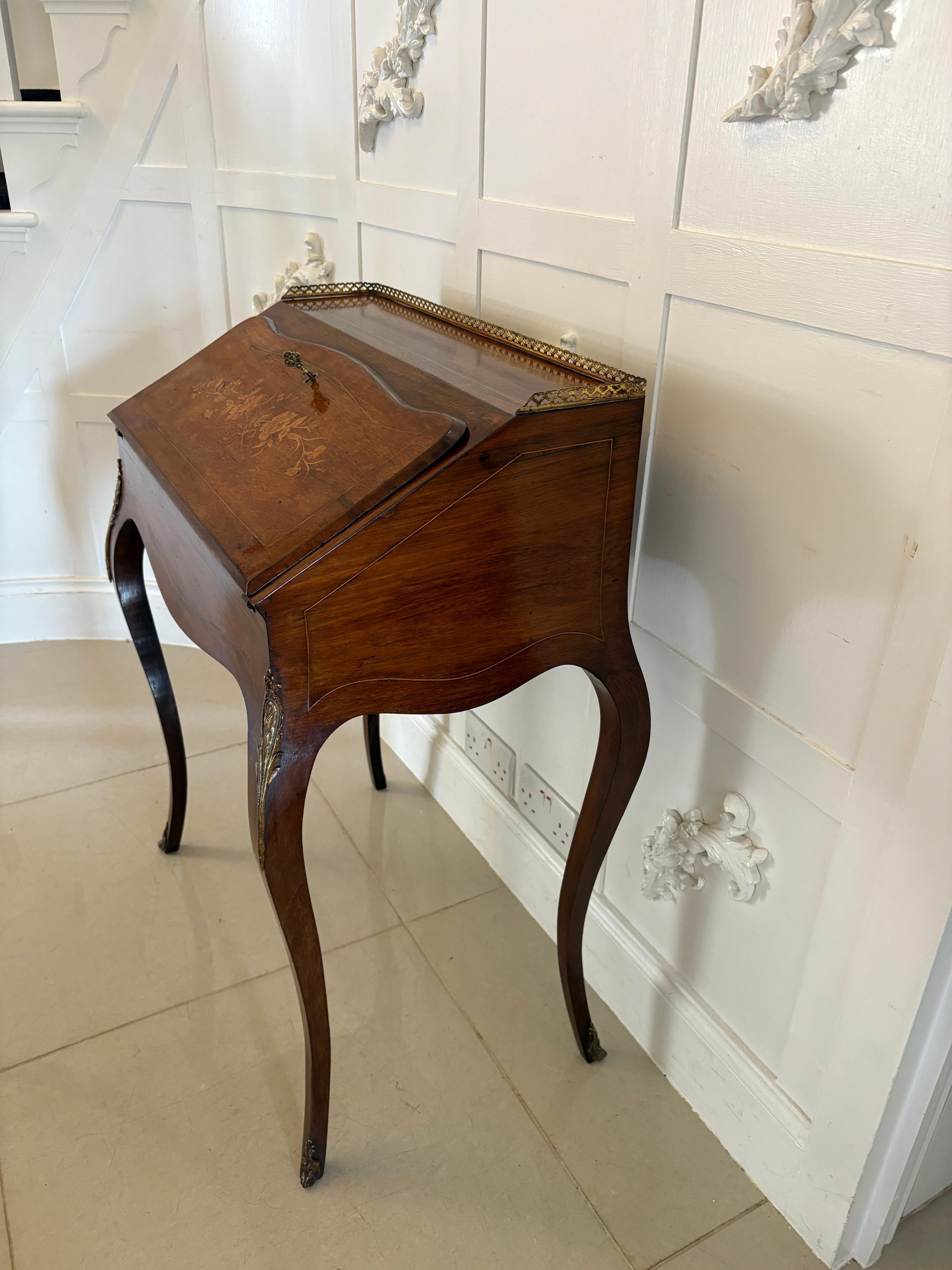 Antiguo buró victoriano francés de marquetería de palisandro de calidad con incrustaciones en venta 2