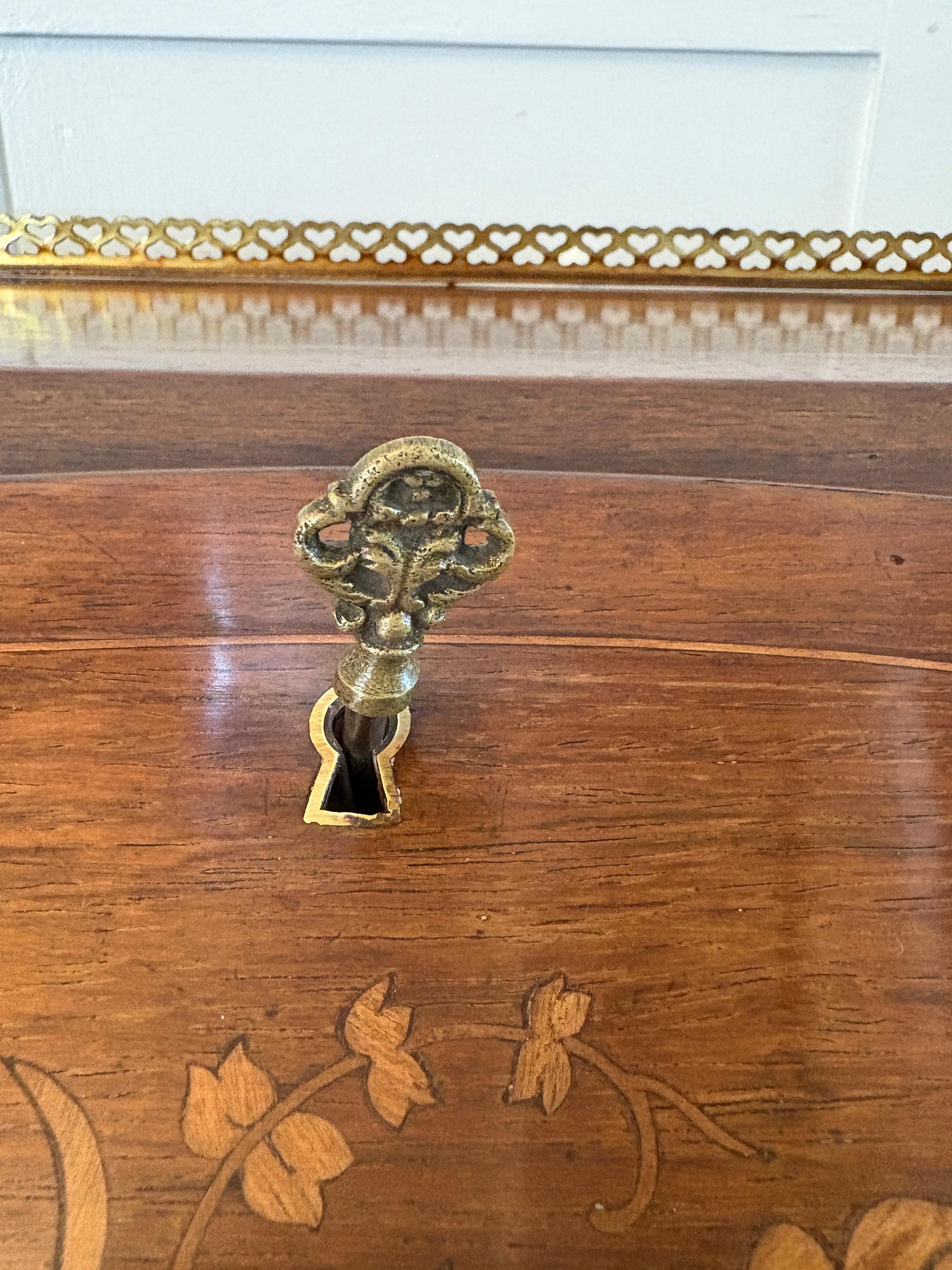 Antiguo buró victoriano francés de marquetería de palisandro de calidad con incrustaciones siglo XIX en venta